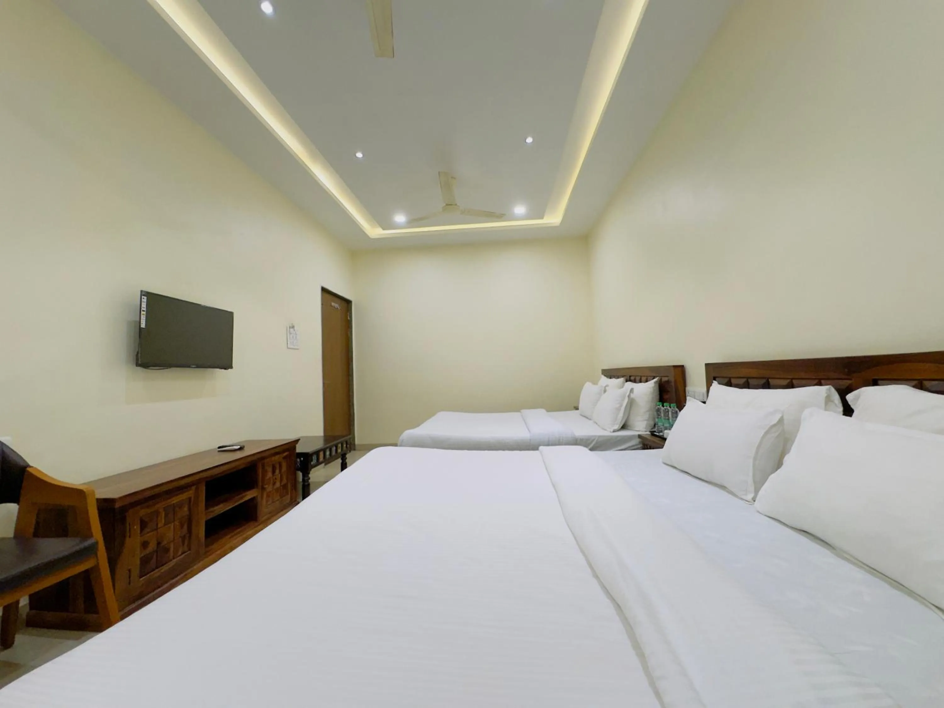 Photo of the whole room, Bed in Hotel Jyotirlinga- One Way Drop to Mahakal Temple