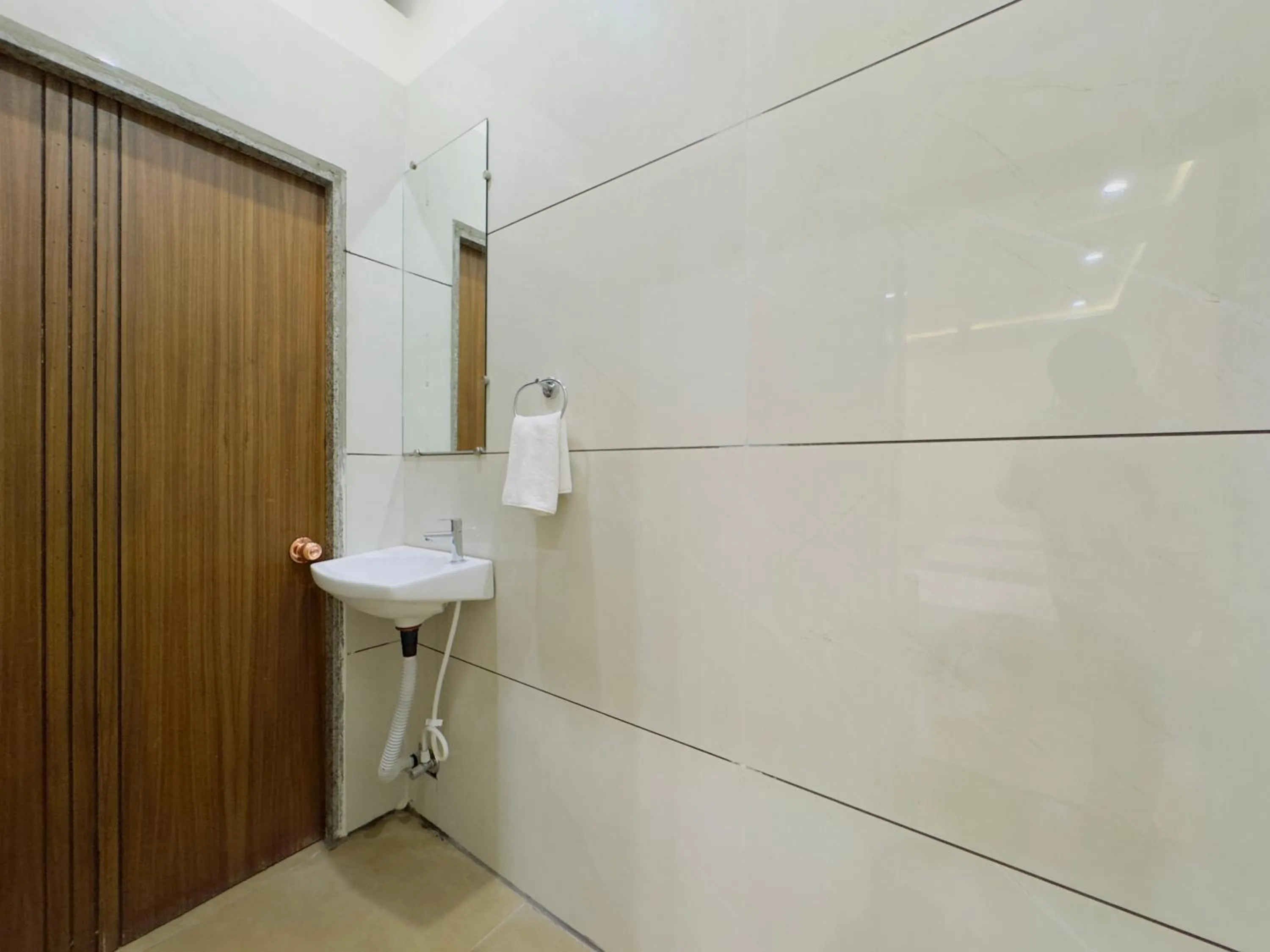 Bathroom in Hotel Jyotirlinga- One Way Drop to Mahakal Temple
