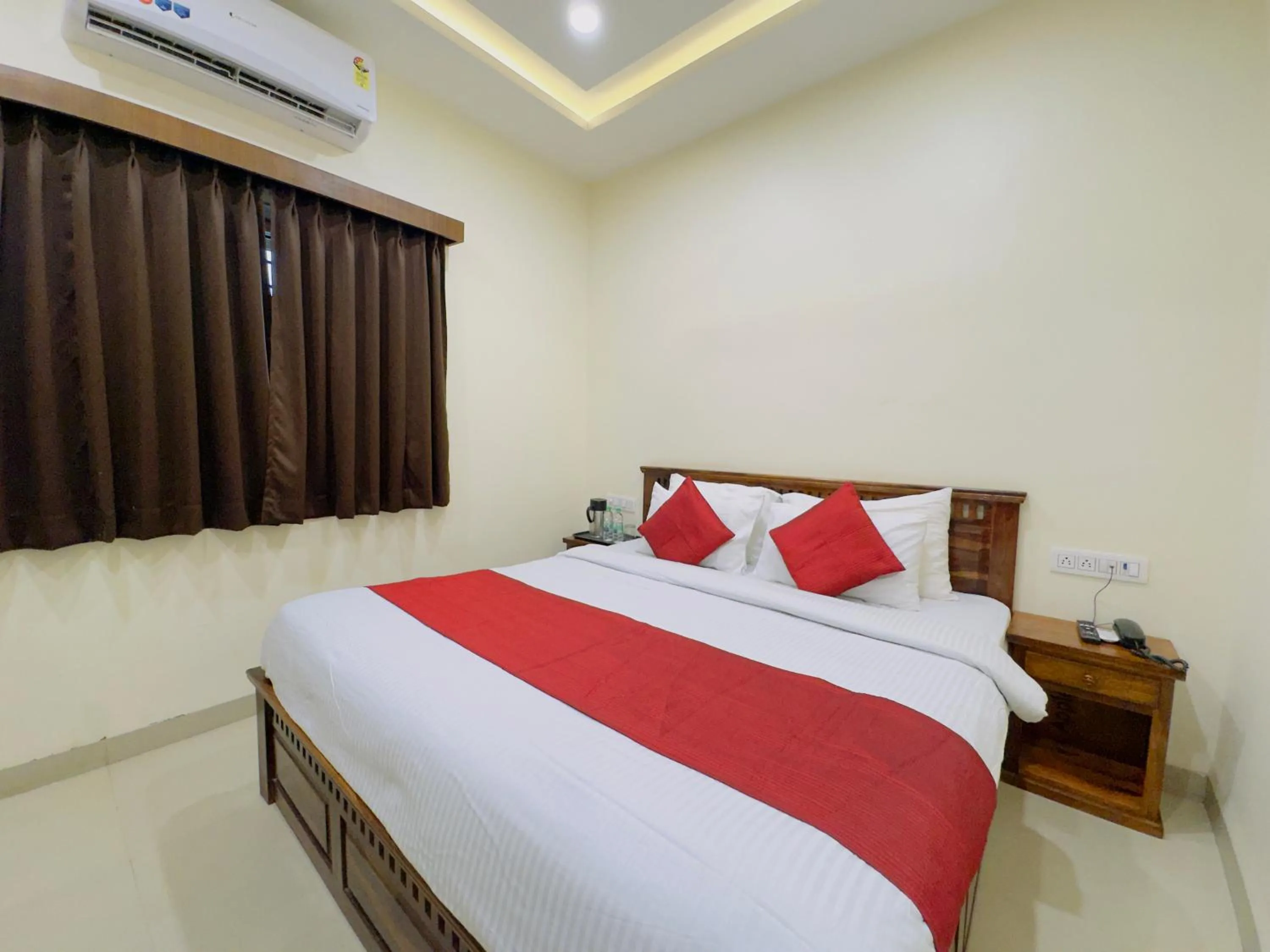 Photo of the whole room, Bed in Hotel Jyotirlinga- One Way Drop to Mahakal Temple