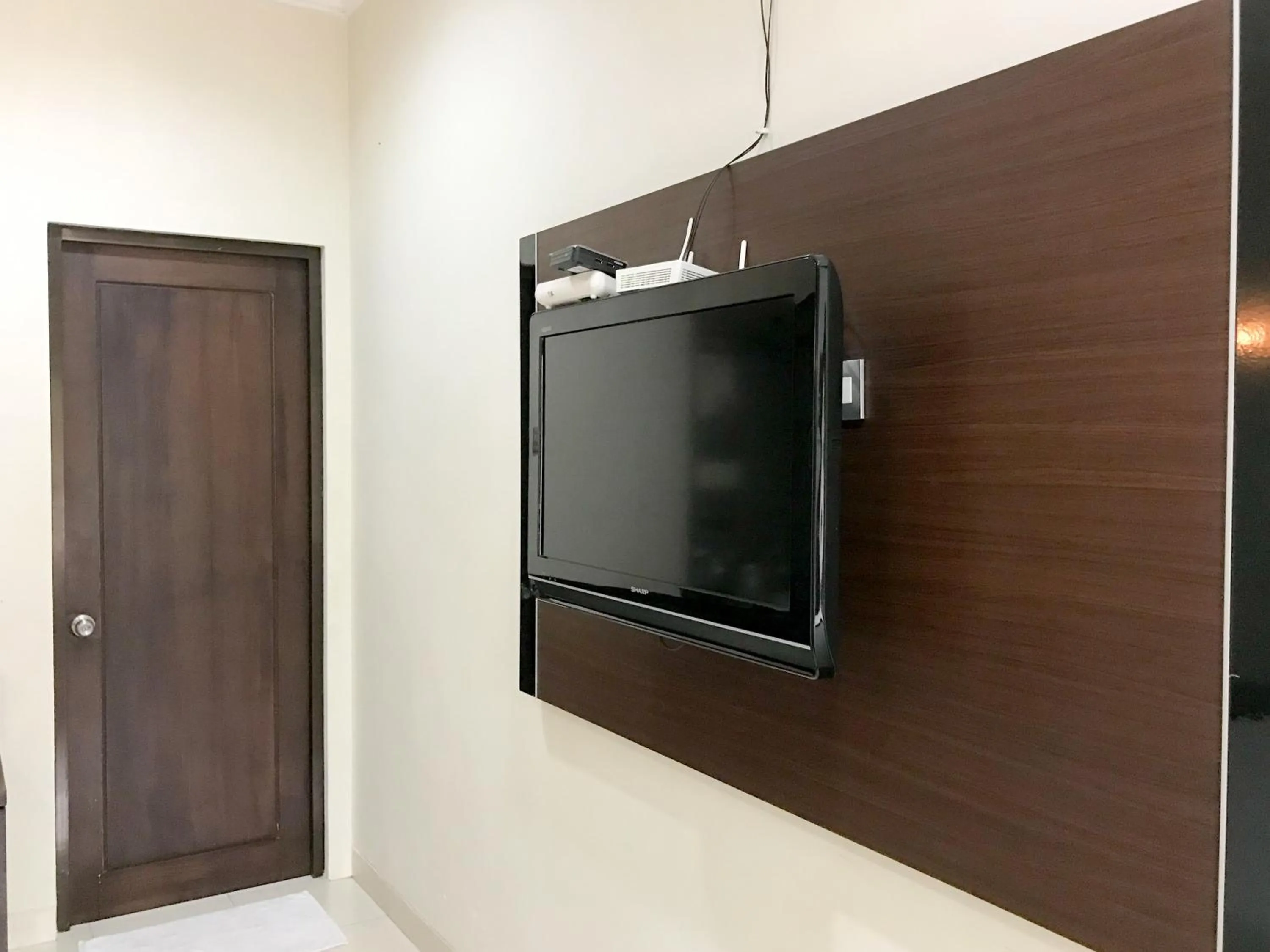 TV and multimedia in Selorejo Resort Mitra RedDoorz