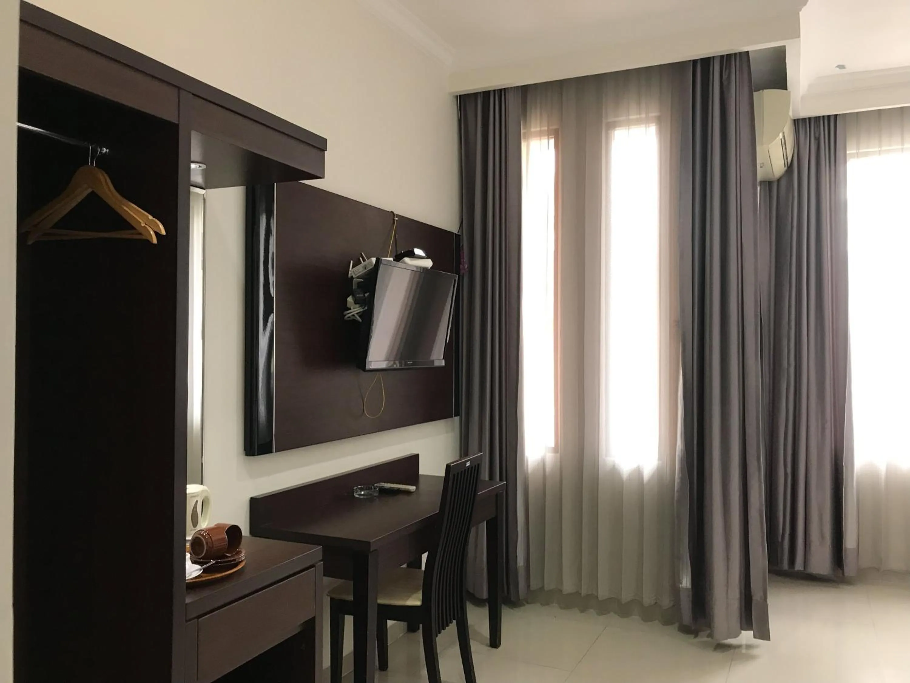 TV and multimedia in Selorejo Resort Mitra RedDoorz