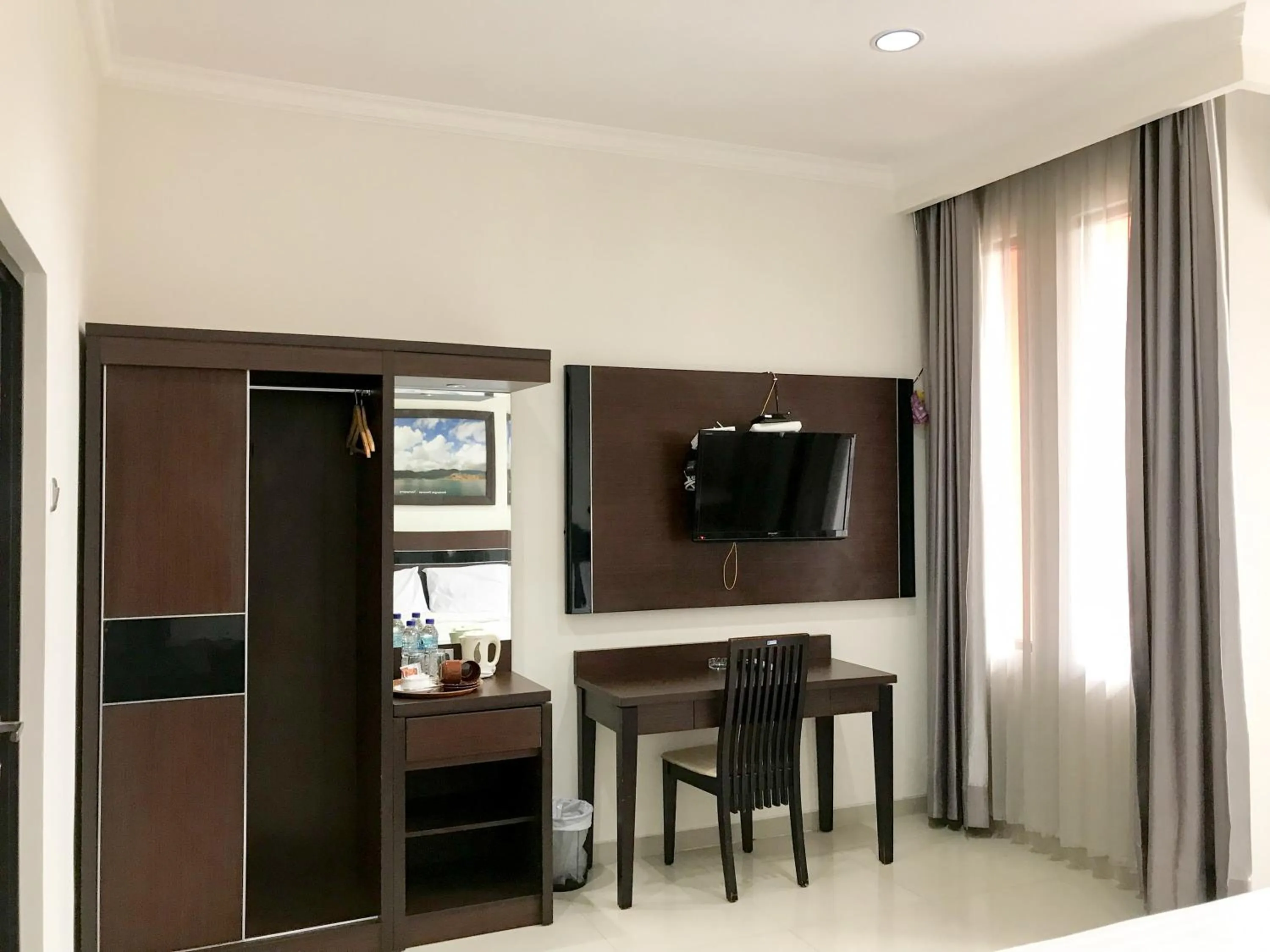 TV and multimedia in Selorejo Resort Mitra RedDoorz