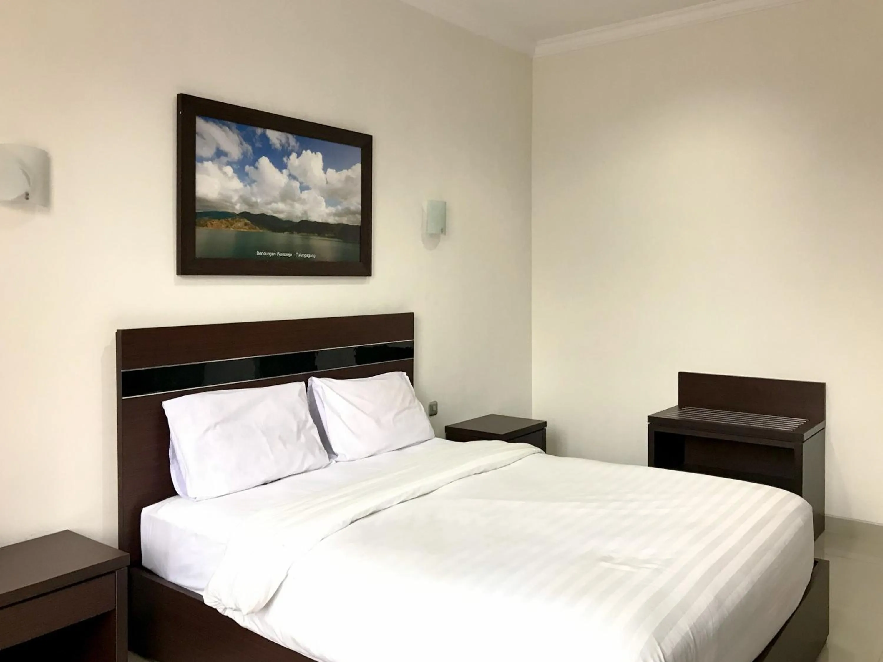 Bedroom, Bed in Selorejo Resort Mitra RedDoorz