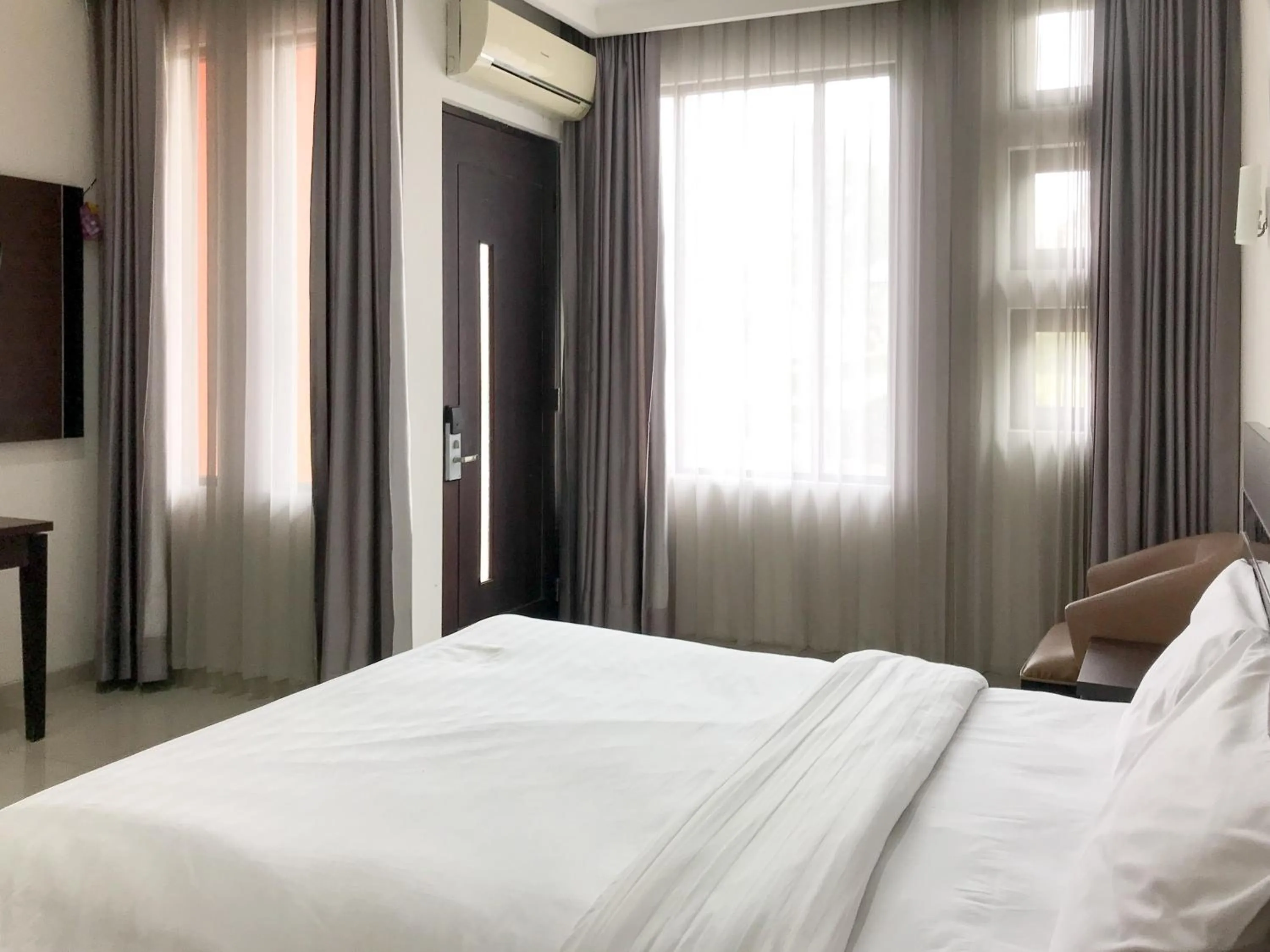 Bedroom, Bed in Selorejo Resort Mitra RedDoorz