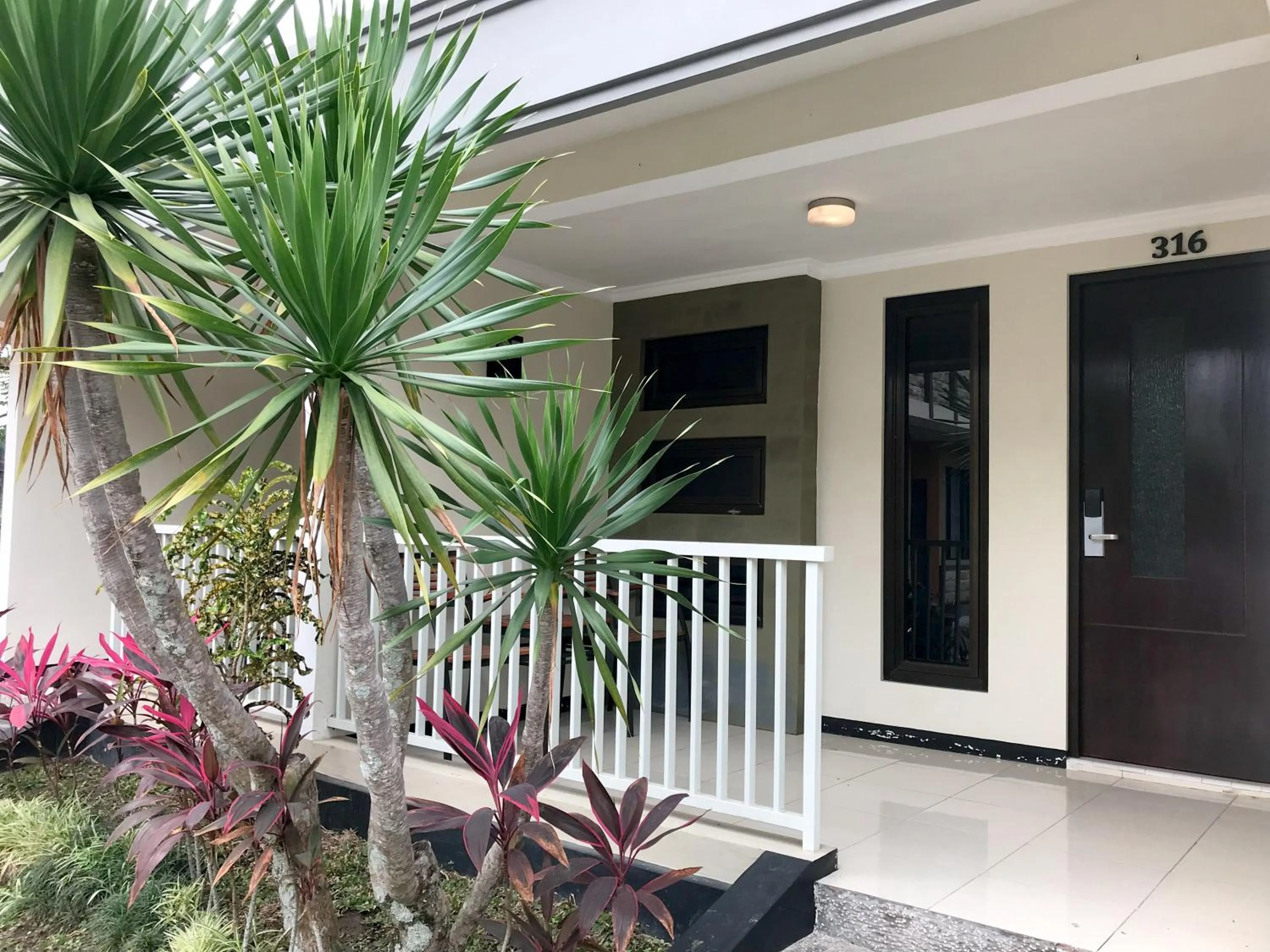 Balcony/Terrace in Selorejo Resort Mitra RedDoorz