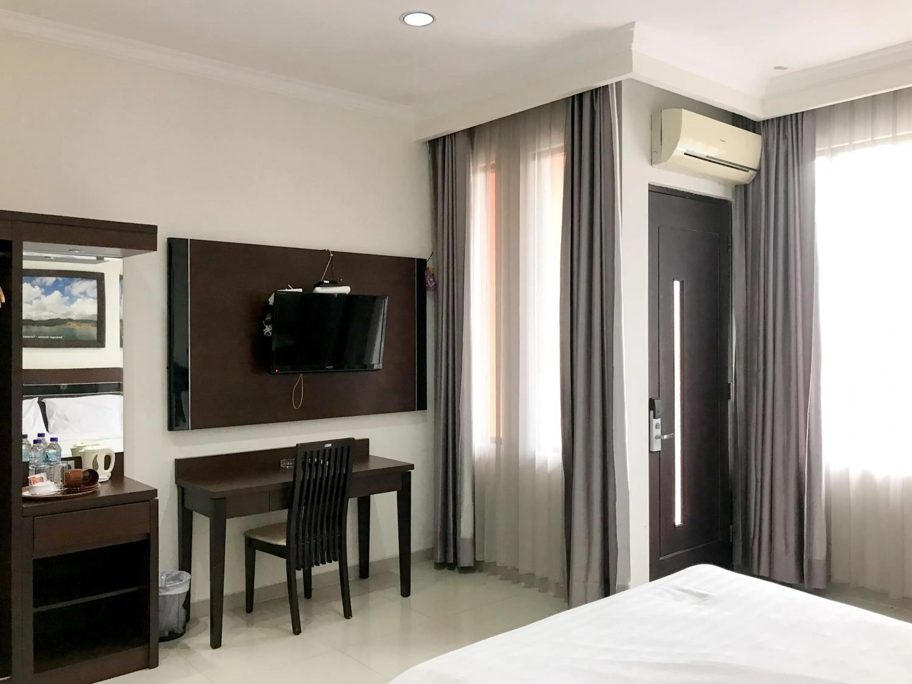 TV and multimedia, Bed in Selorejo Resort Mitra RedDoorz