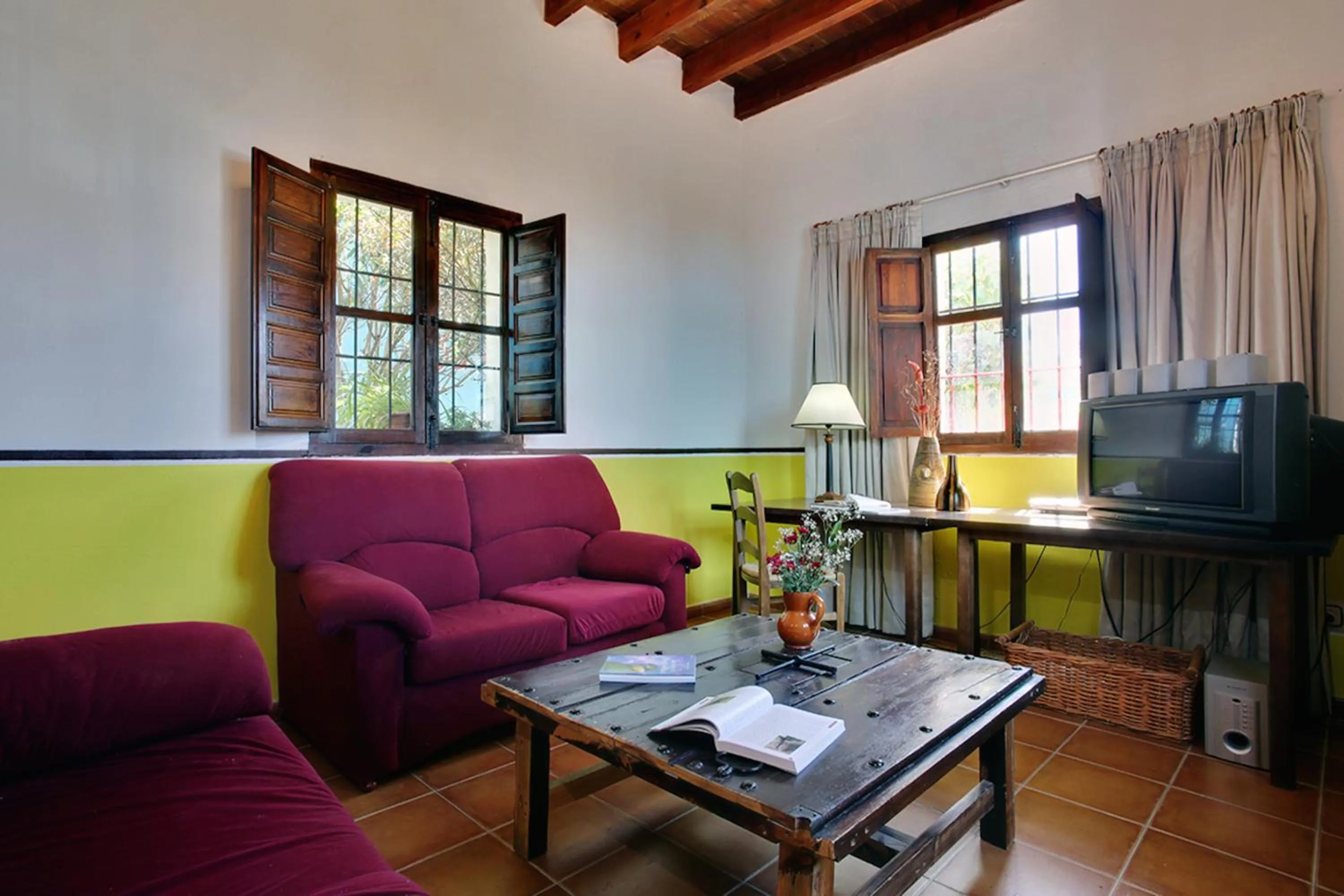 Communal lounge/ TV room in Hotel Restaurante Bandolero