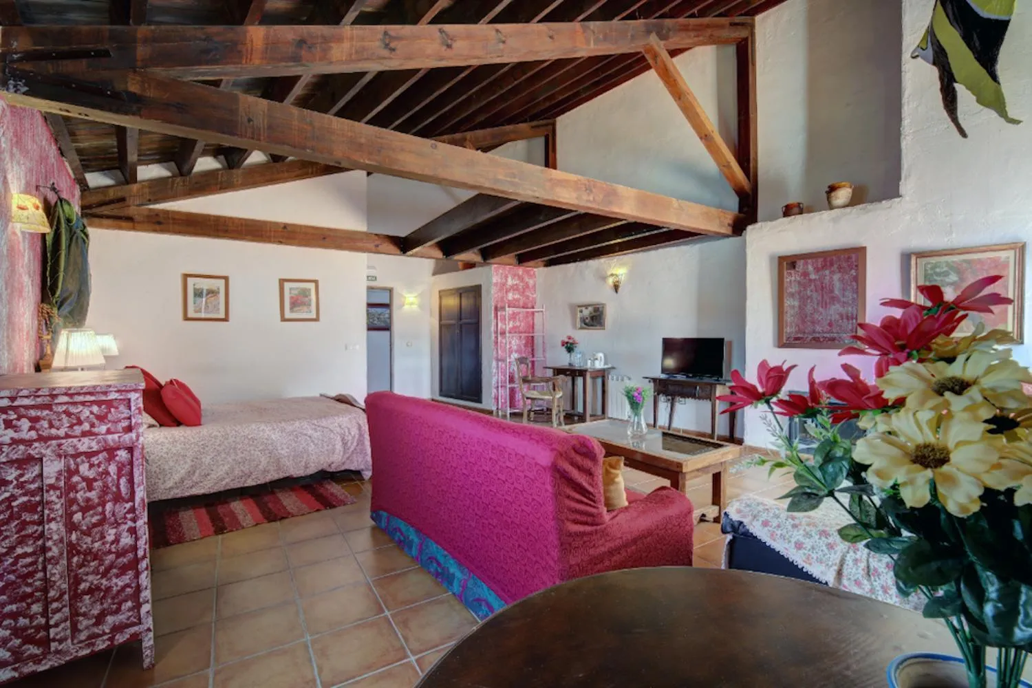 Living room, Bed in Hotel Restaurante Bandolero