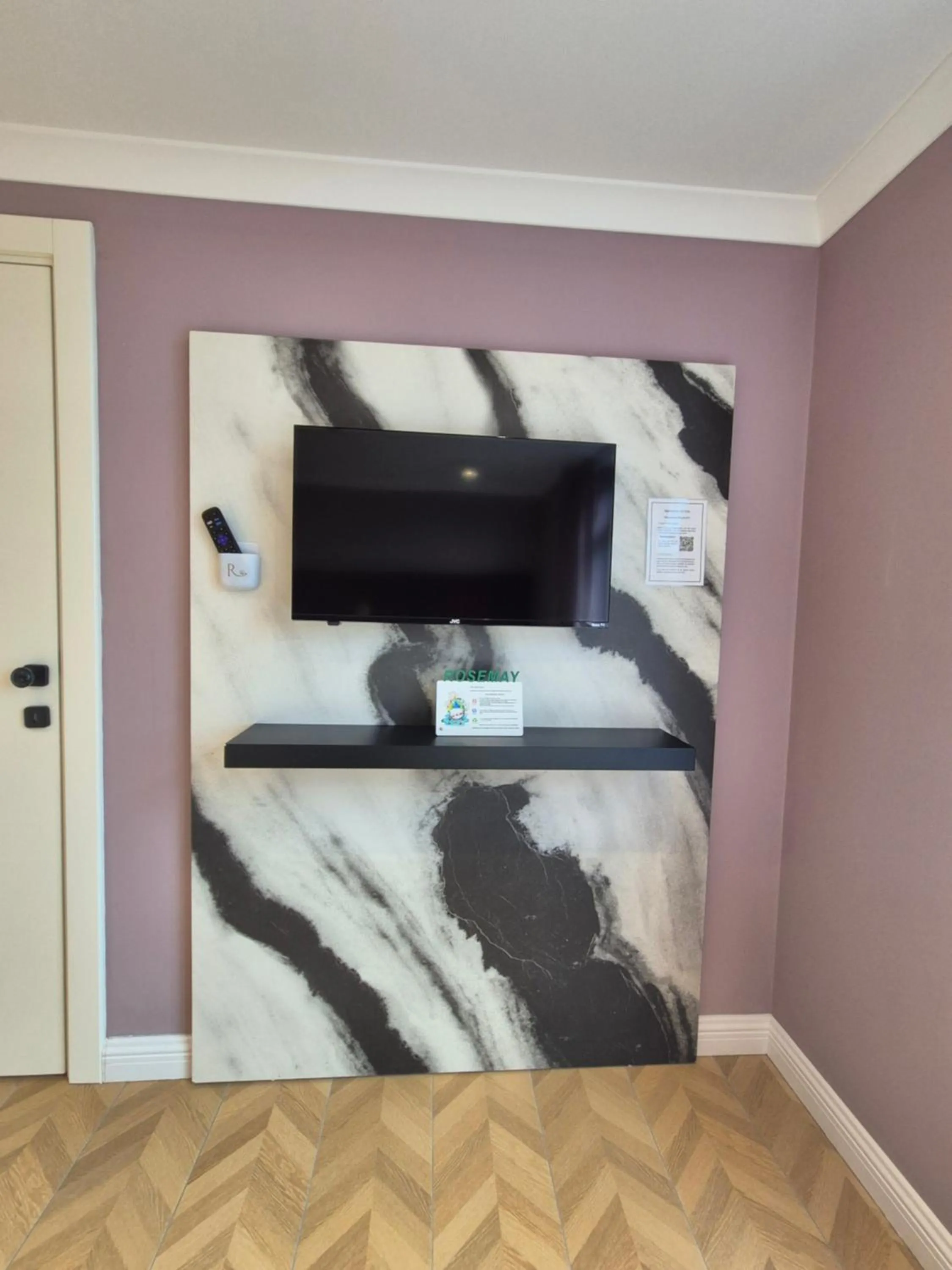 TV and multimedia in Rosemay Hotel near London Heathrow Airport
