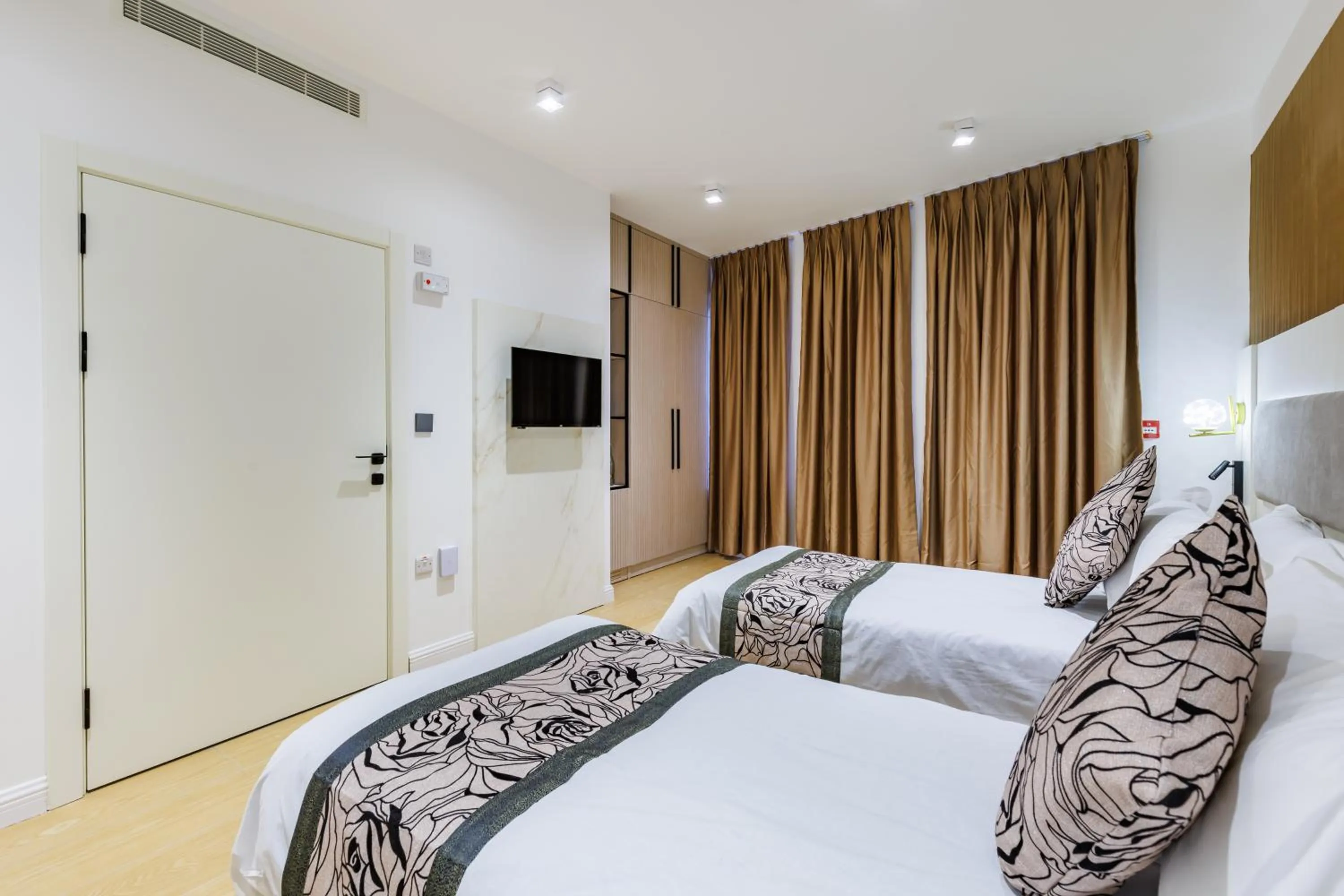 TV and multimedia, Bed in Rosemay Hotel near London Heathrow Airport