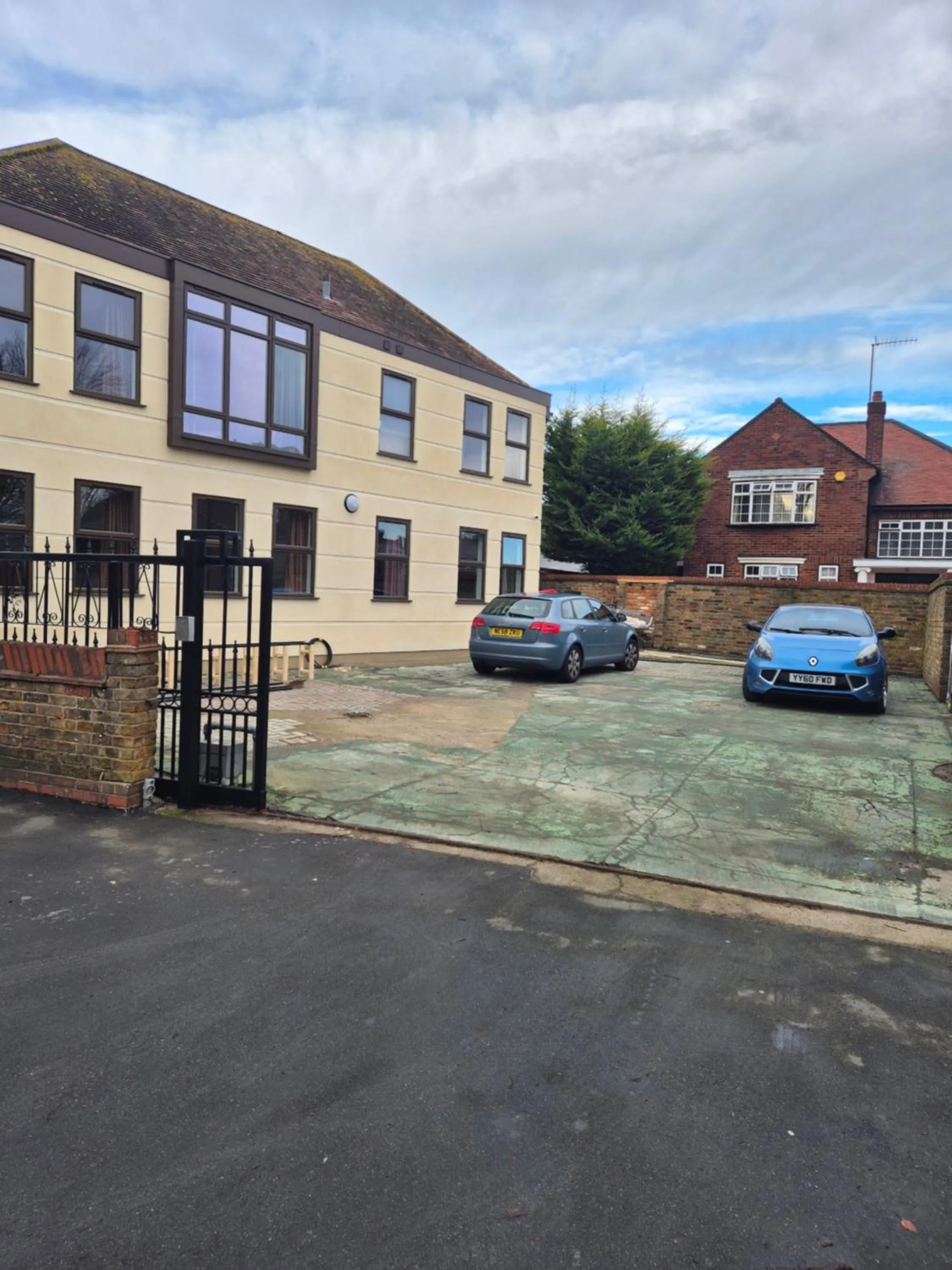 Parking in Rosemay Hotel near London Heathrow Airport