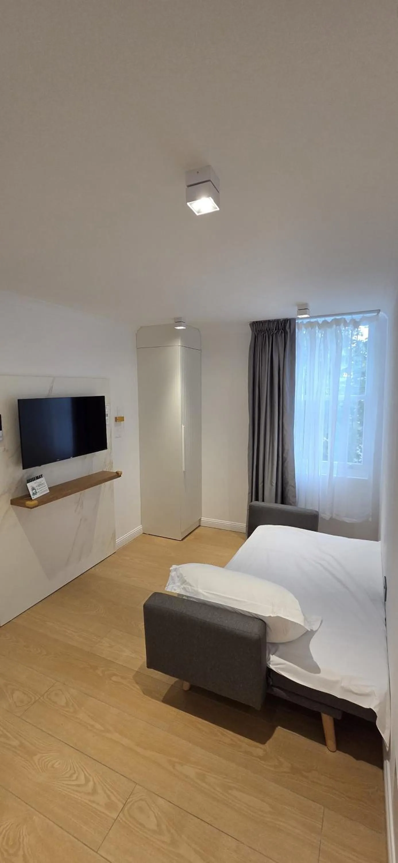 TV and multimedia, Bed in Rosemay Hotel near London Heathrow Airport