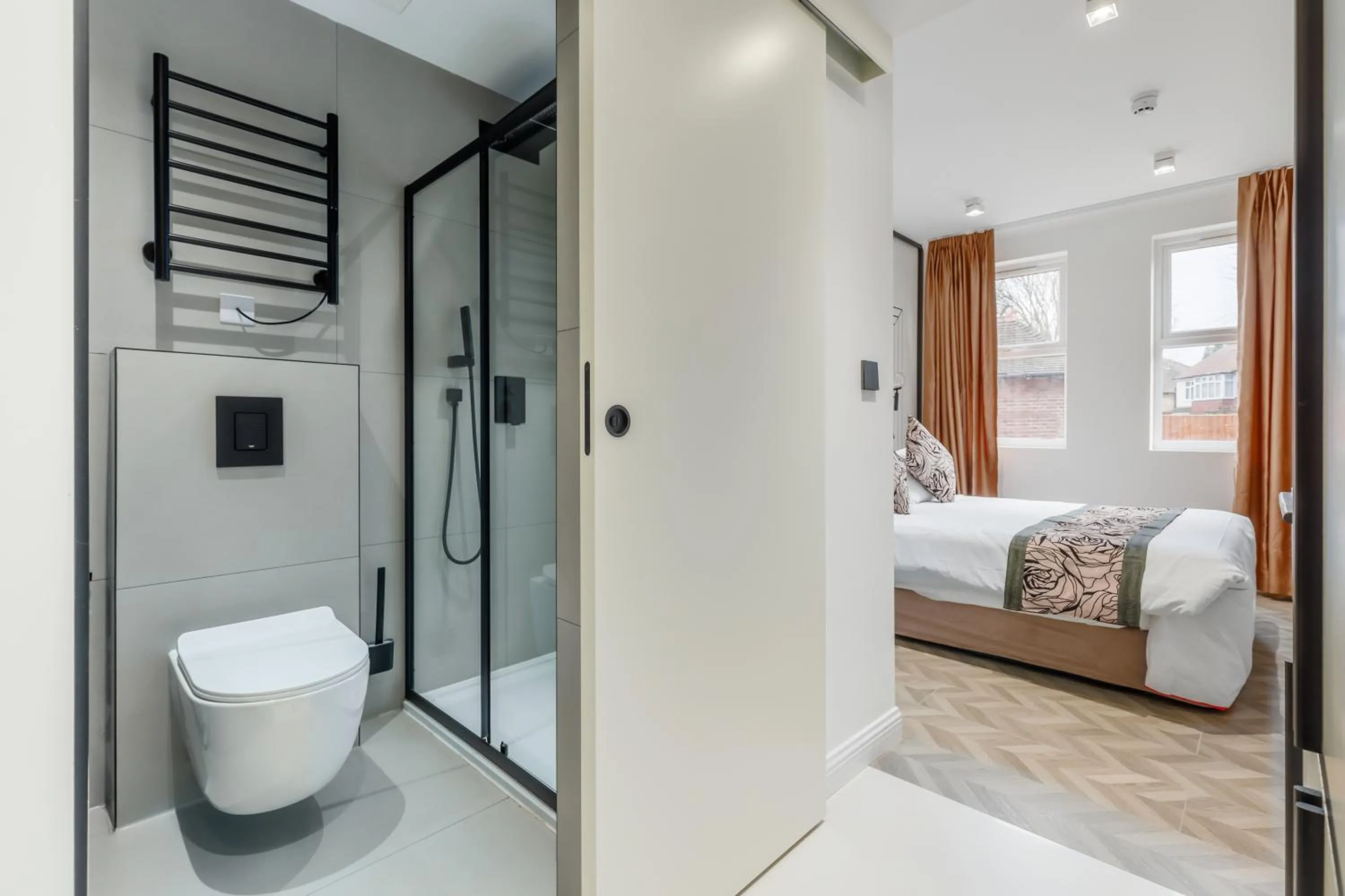 Shower, Bed in Rosemay Hotel near London Heathrow Airport