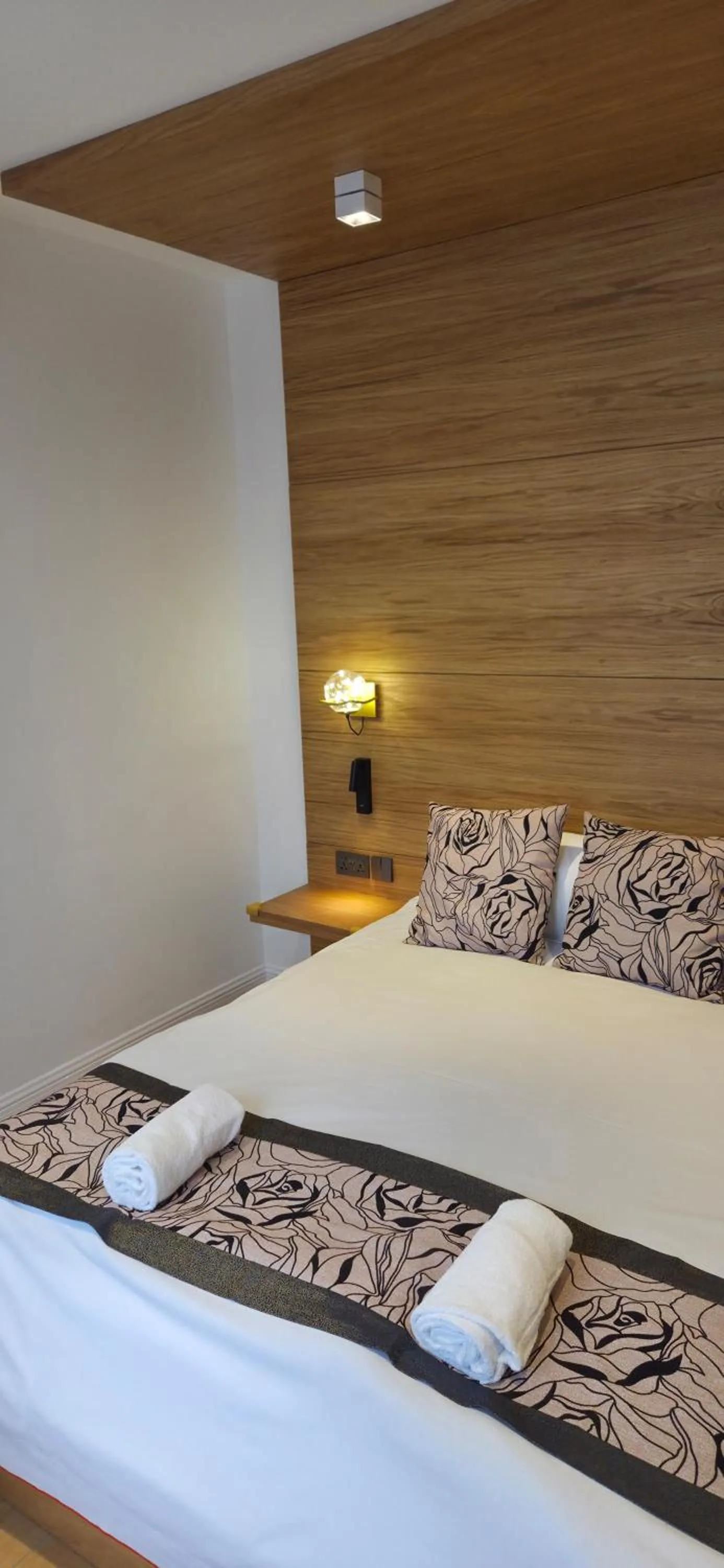 Bed in Rosemay Hotel near London Heathrow Airport