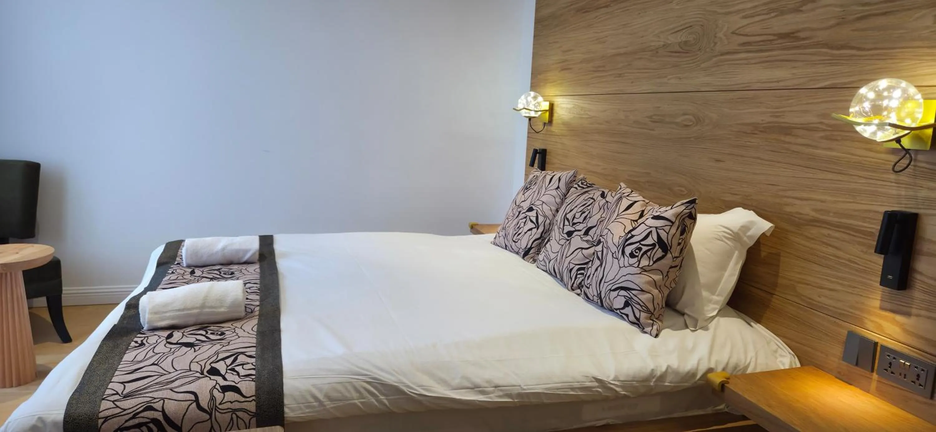 Bed in Rosemay Hotel near London Heathrow Airport