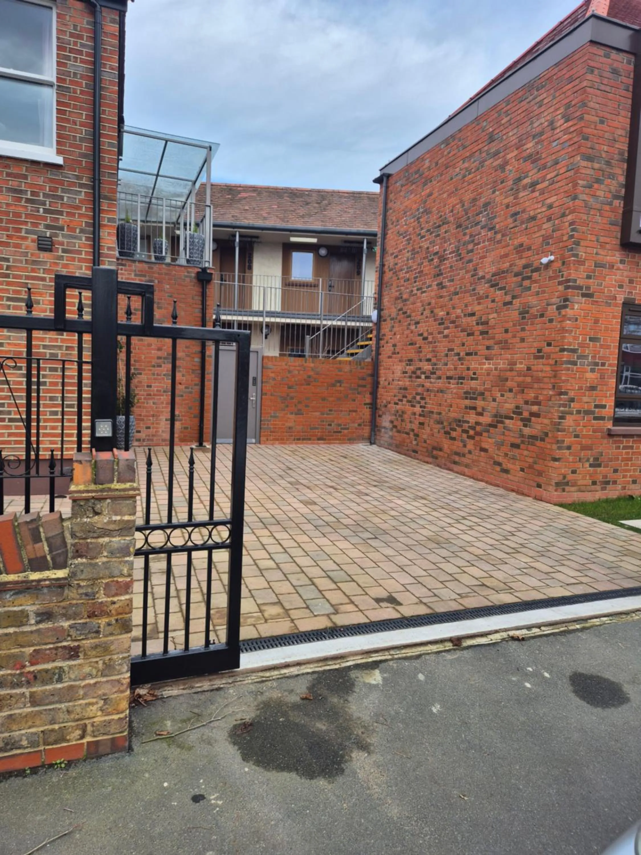 Parking in Rosemay Hotel near London Heathrow Airport