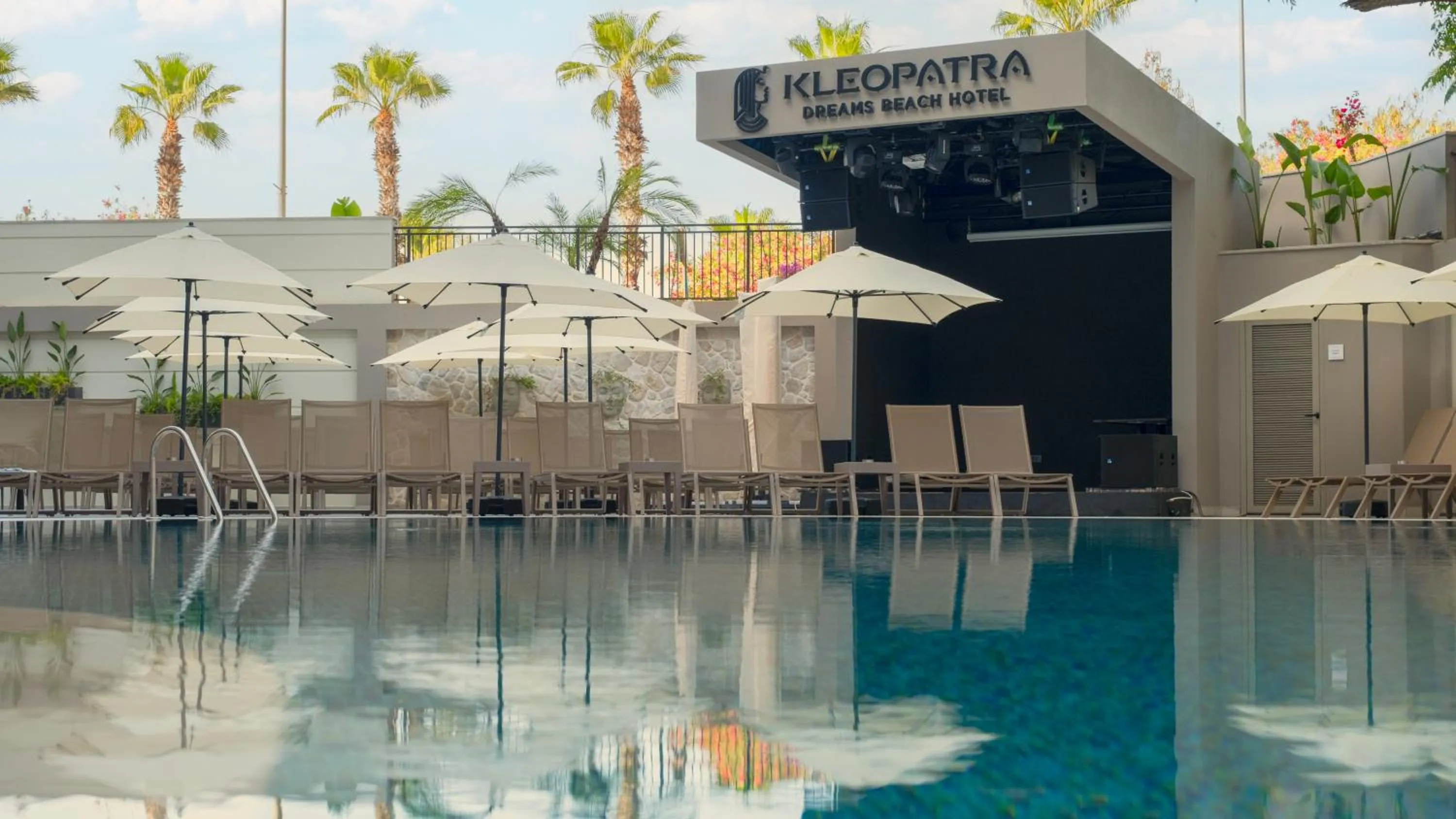 Swimming pool in Kleopatra Dreams Beach Hotel