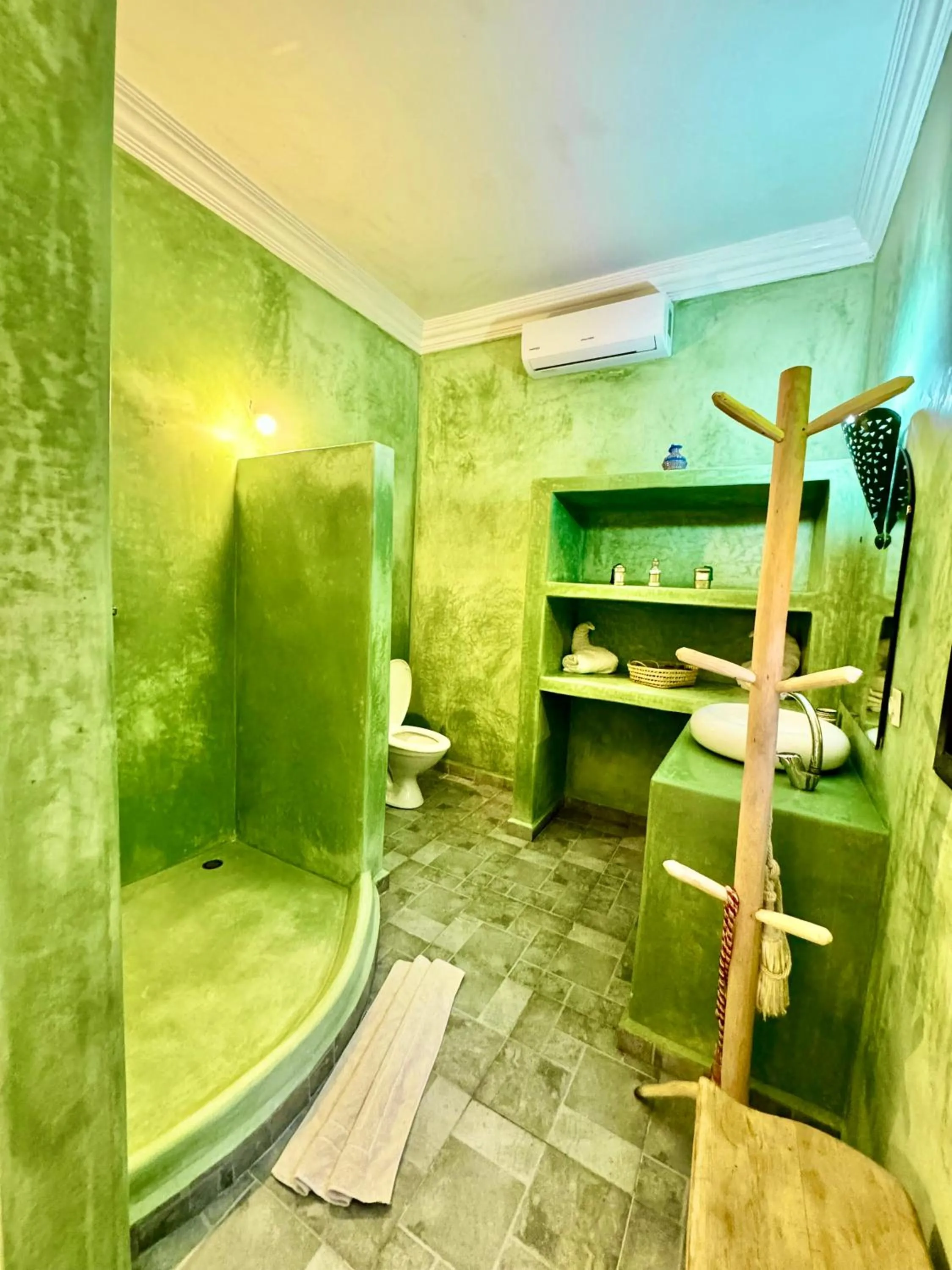 Shower in Riad Iklil