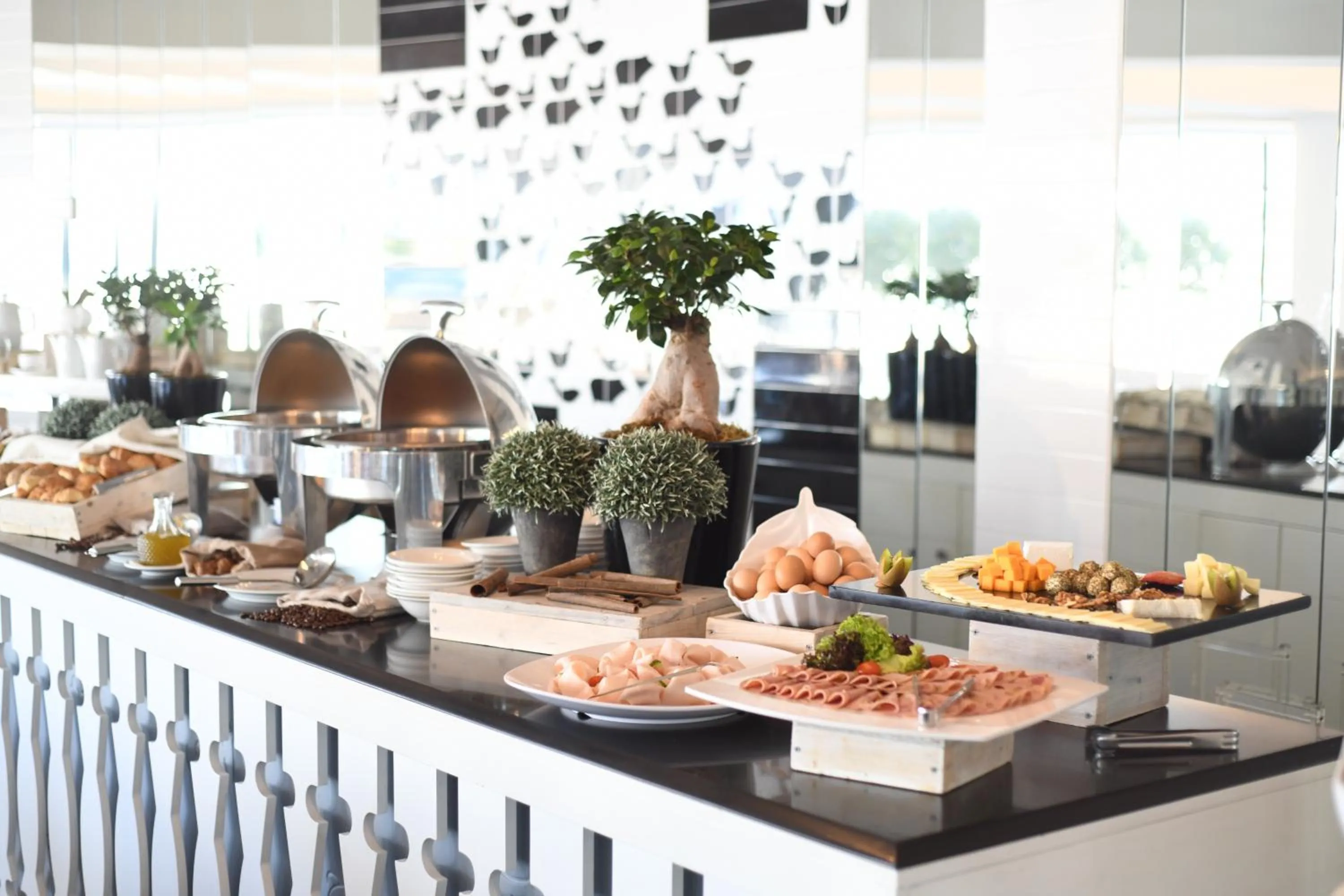 Food and drinks in Miramar Hotel Resort and Spa