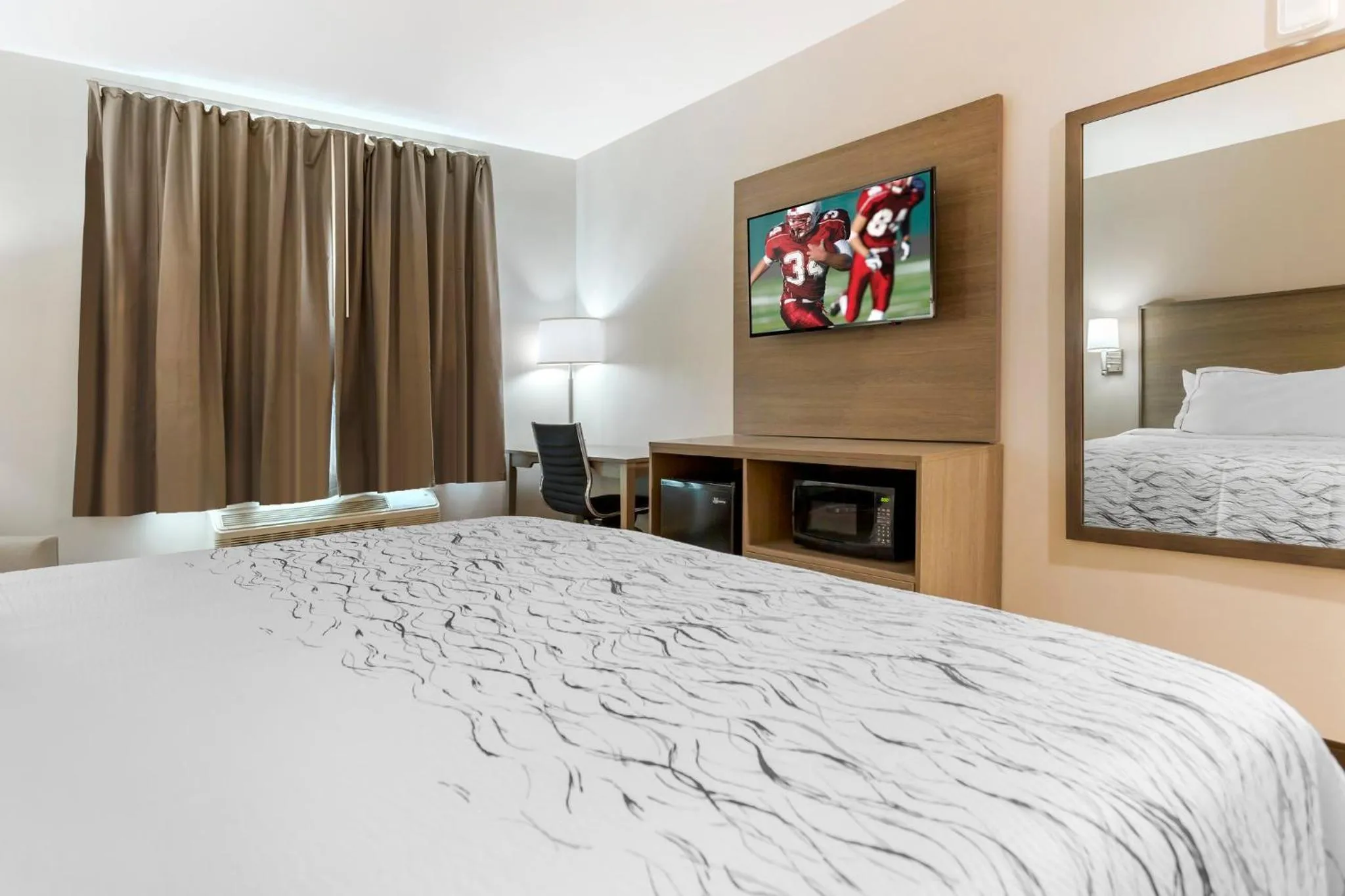 Photo of the whole room, Bed in Red Roof Inn PLUS Jamaica, NY - JFK Airport