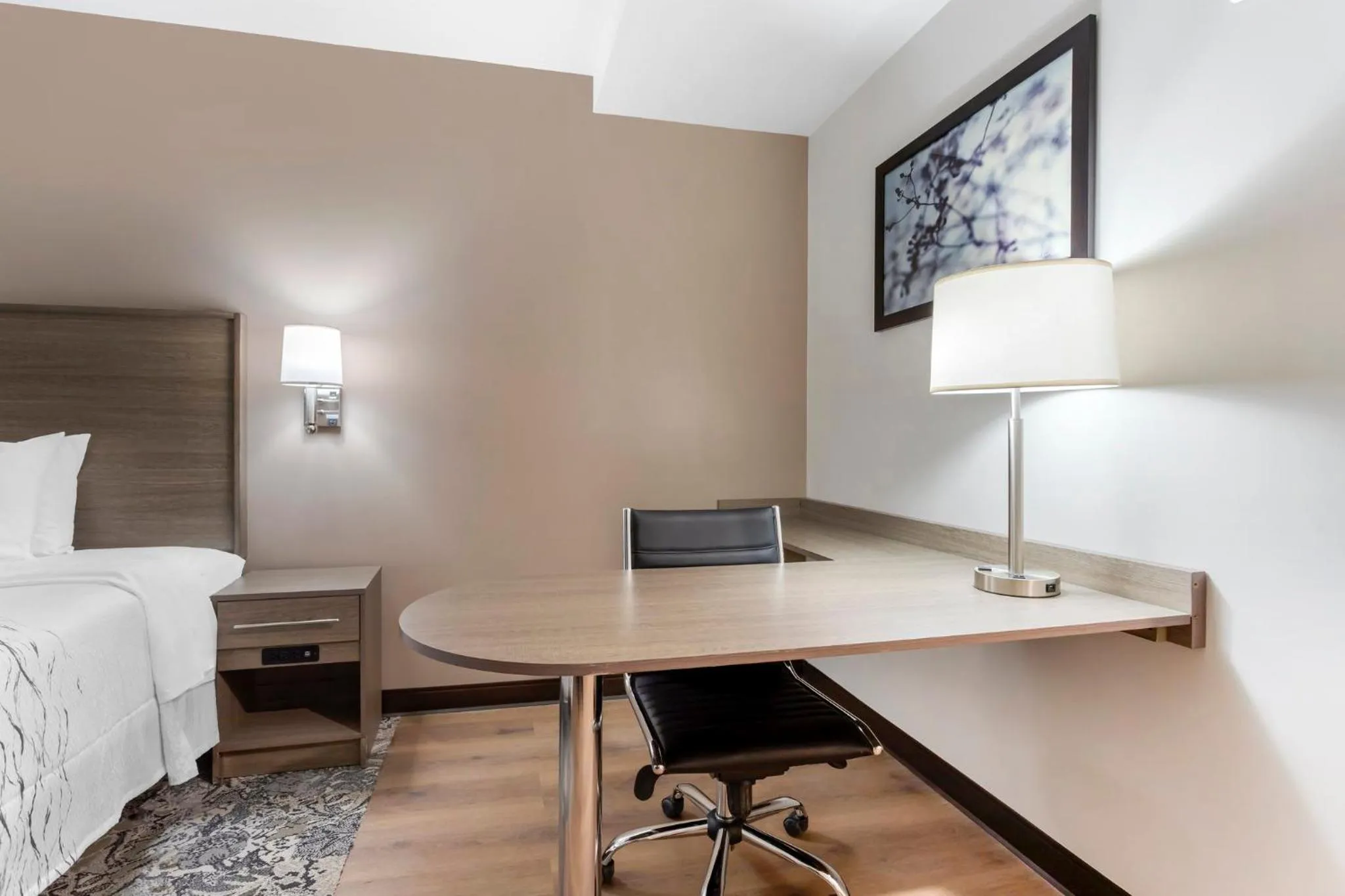 Property building, Bed in Red Roof Inn PLUS Jamaica, NY - JFK Airport