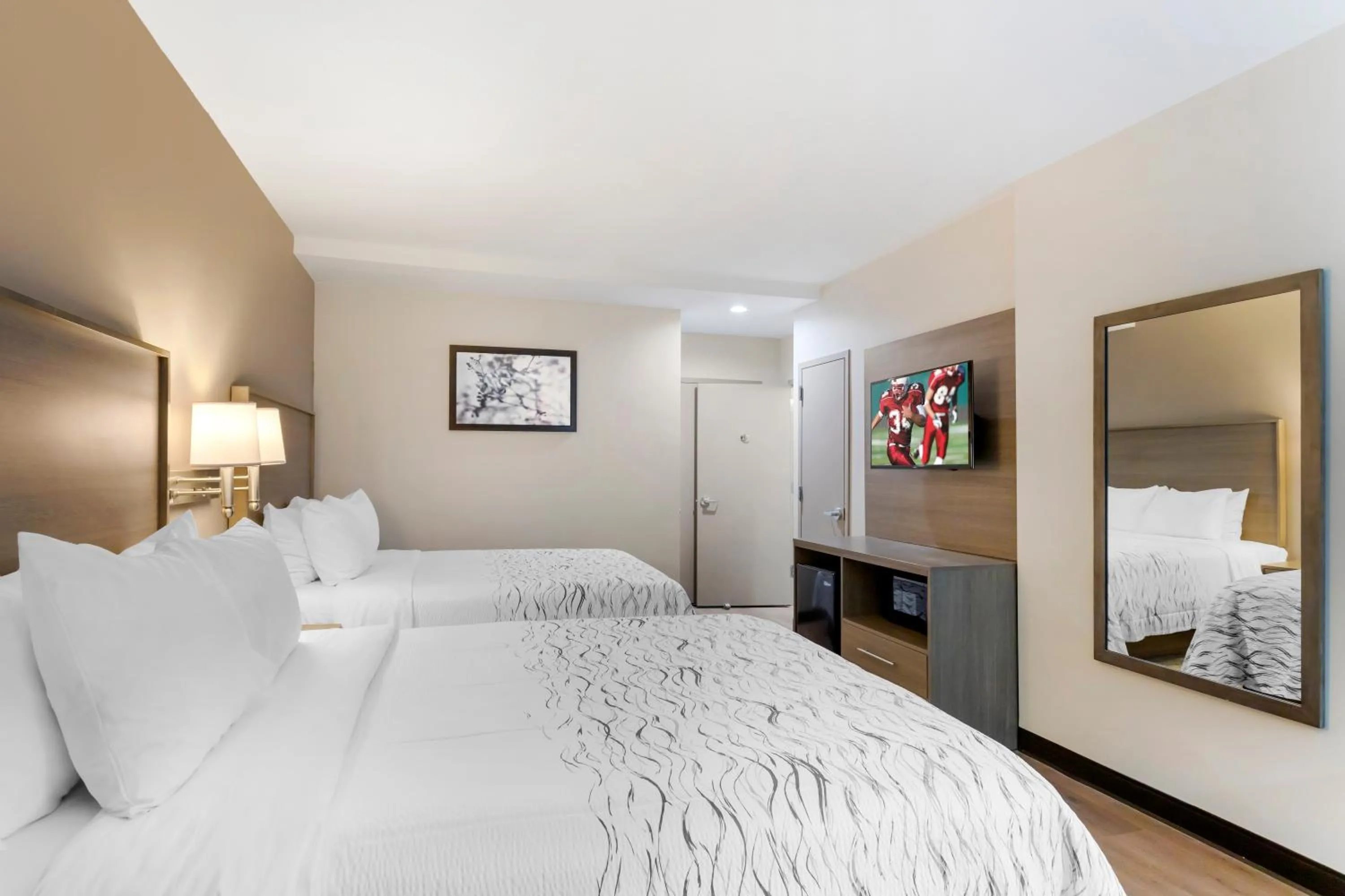 Bedroom, Bed in Red Roof Inn PLUS Jamaica, NY - JFK Airport