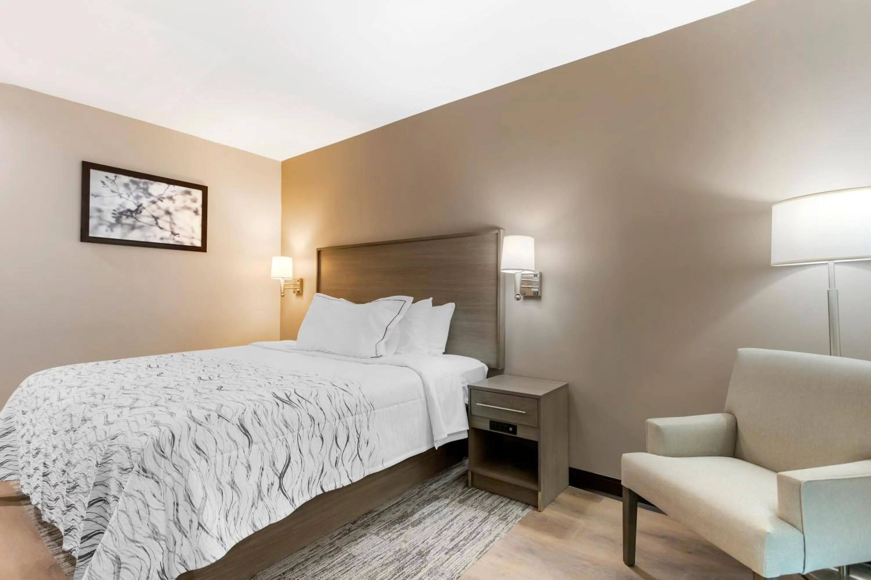 Bedroom, Bed in Red Roof Inn PLUS Jamaica, NY - JFK Airport