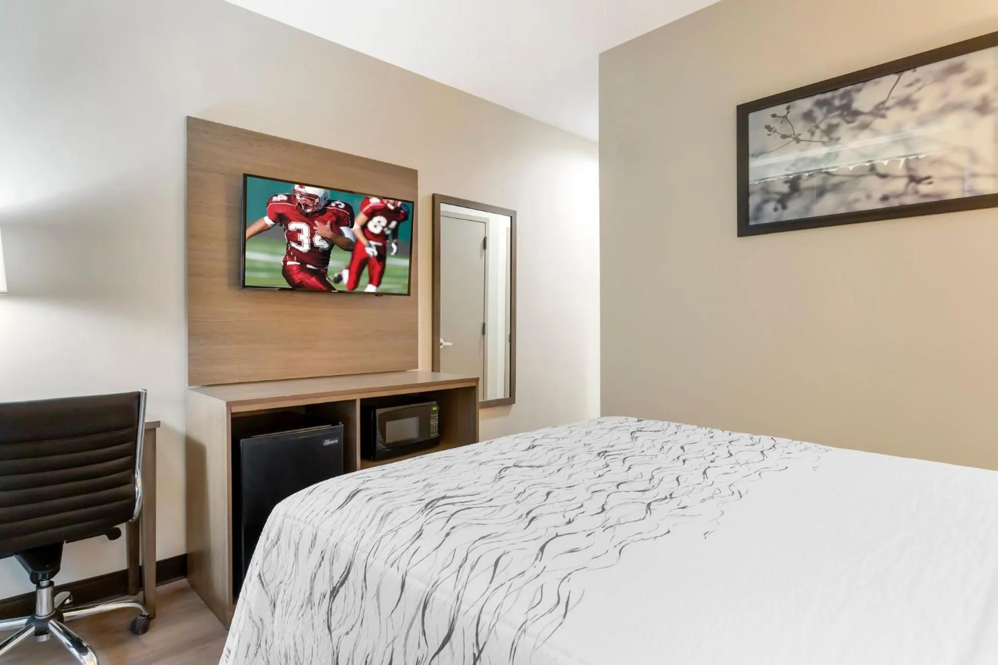 Photo of the whole room, Bed in Red Roof Inn PLUS Jamaica, NY - JFK Airport