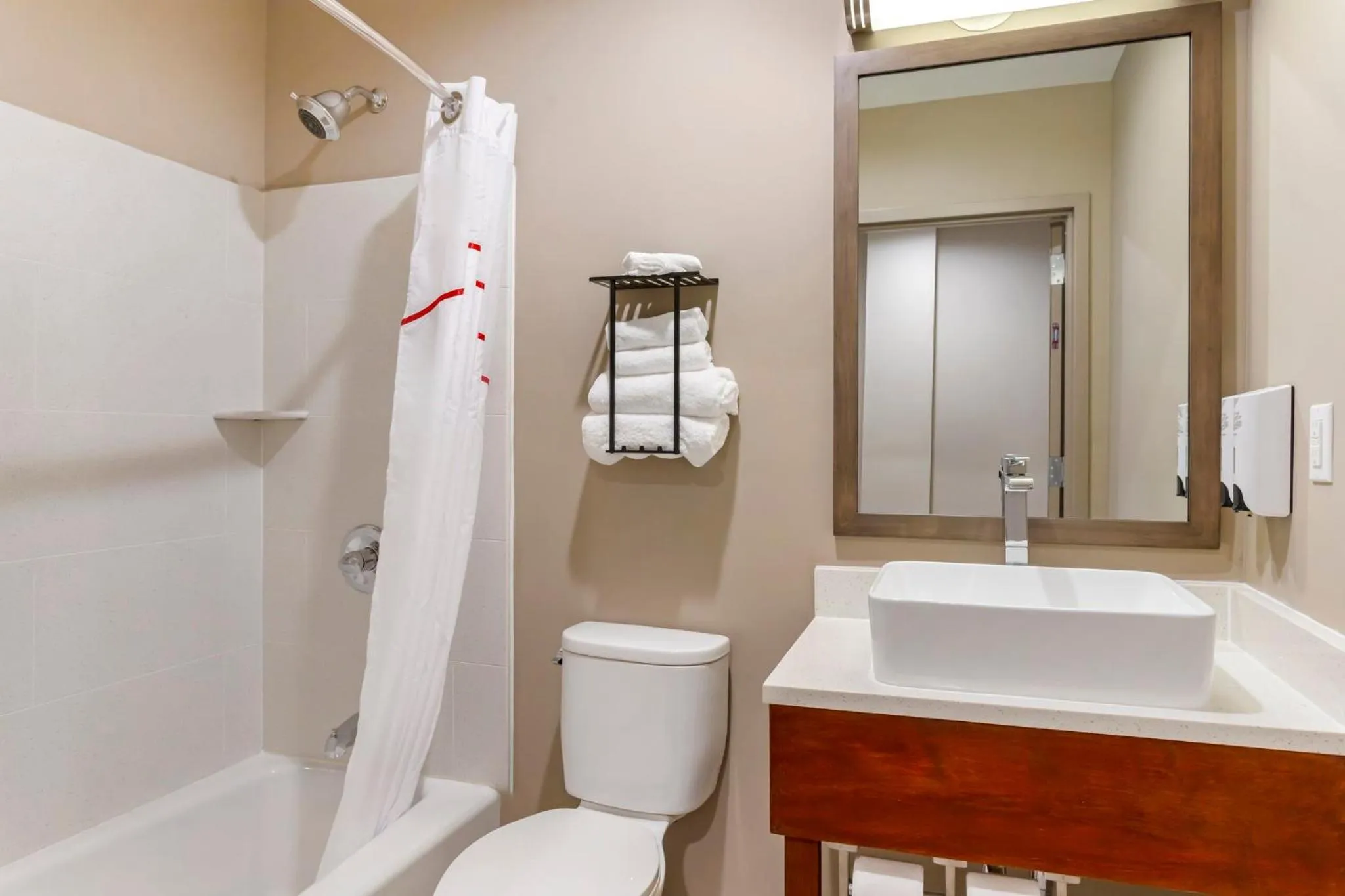 Bathroom in Red Roof Inn PLUS Jamaica, NY - JFK Airport