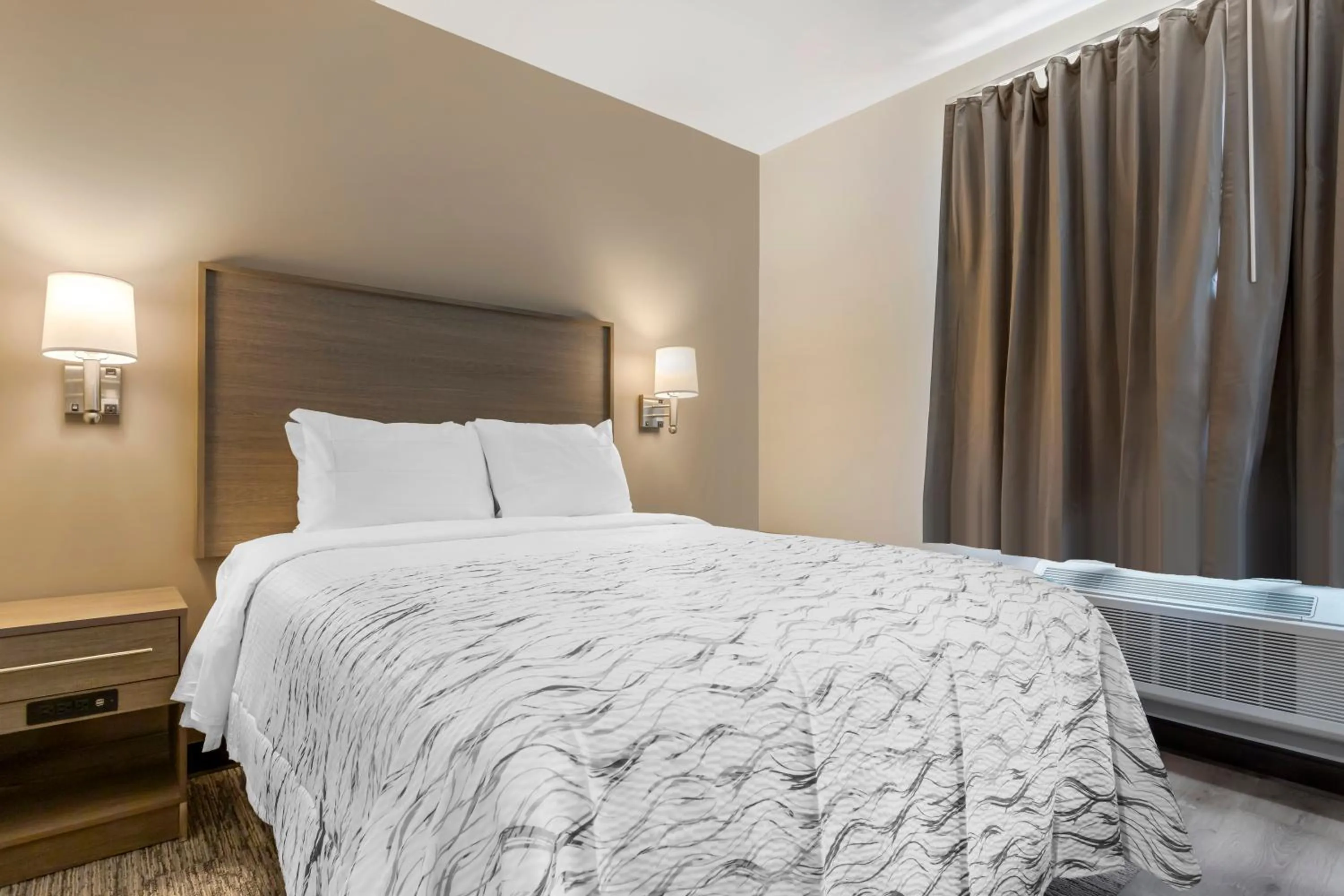 Bedroom, Bed in Red Roof Inn PLUS Jamaica, NY - JFK Airport