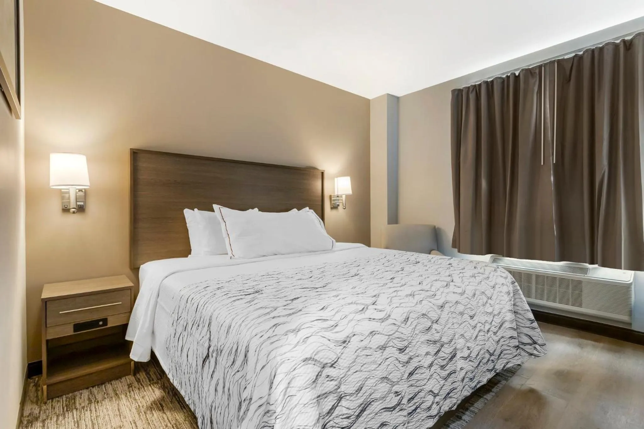 Photo of the whole room, Bed in Red Roof Inn PLUS Jamaica, NY - JFK Airport