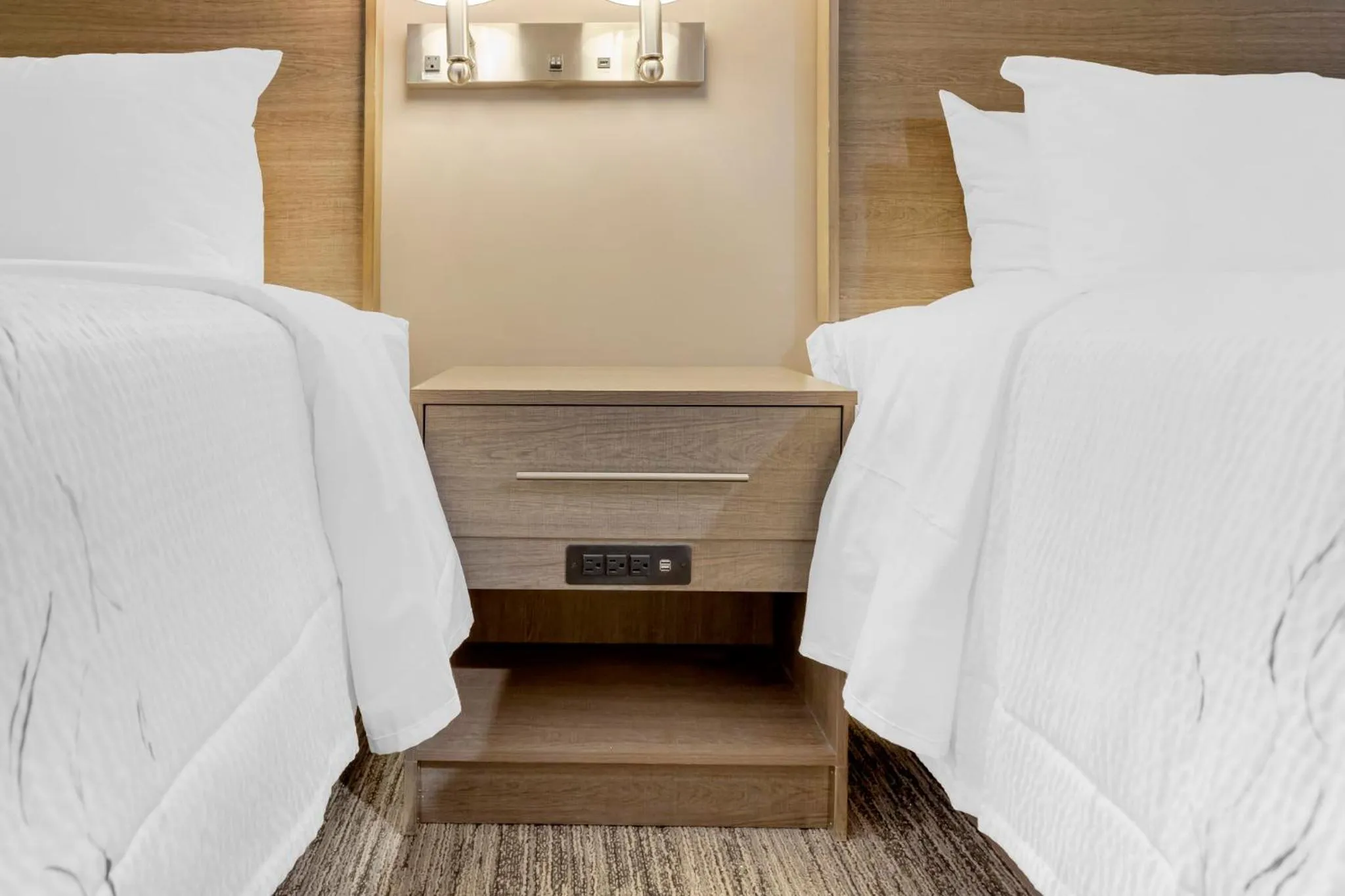 Property building, Bed in Red Roof Inn PLUS Jamaica, NY - JFK Airport