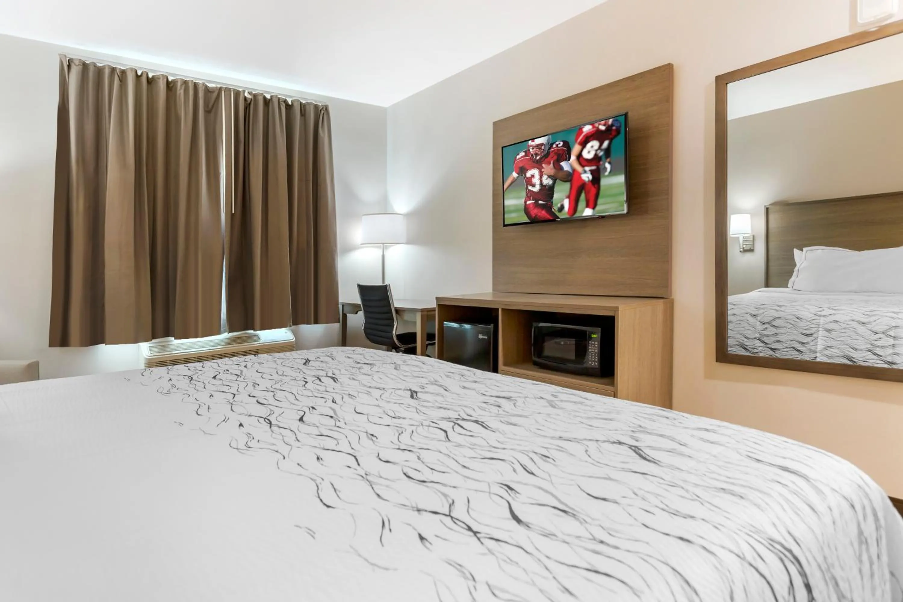 Bedroom, Bed in Red Roof Inn PLUS Jamaica, NY - JFK Airport