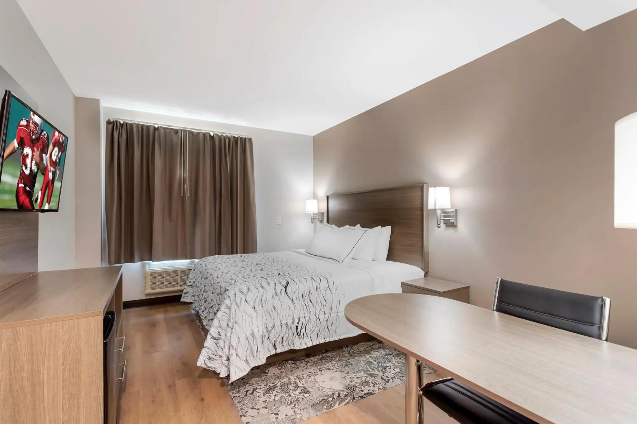 Property building, Bed in Red Roof Inn PLUS Jamaica, NY - JFK Airport