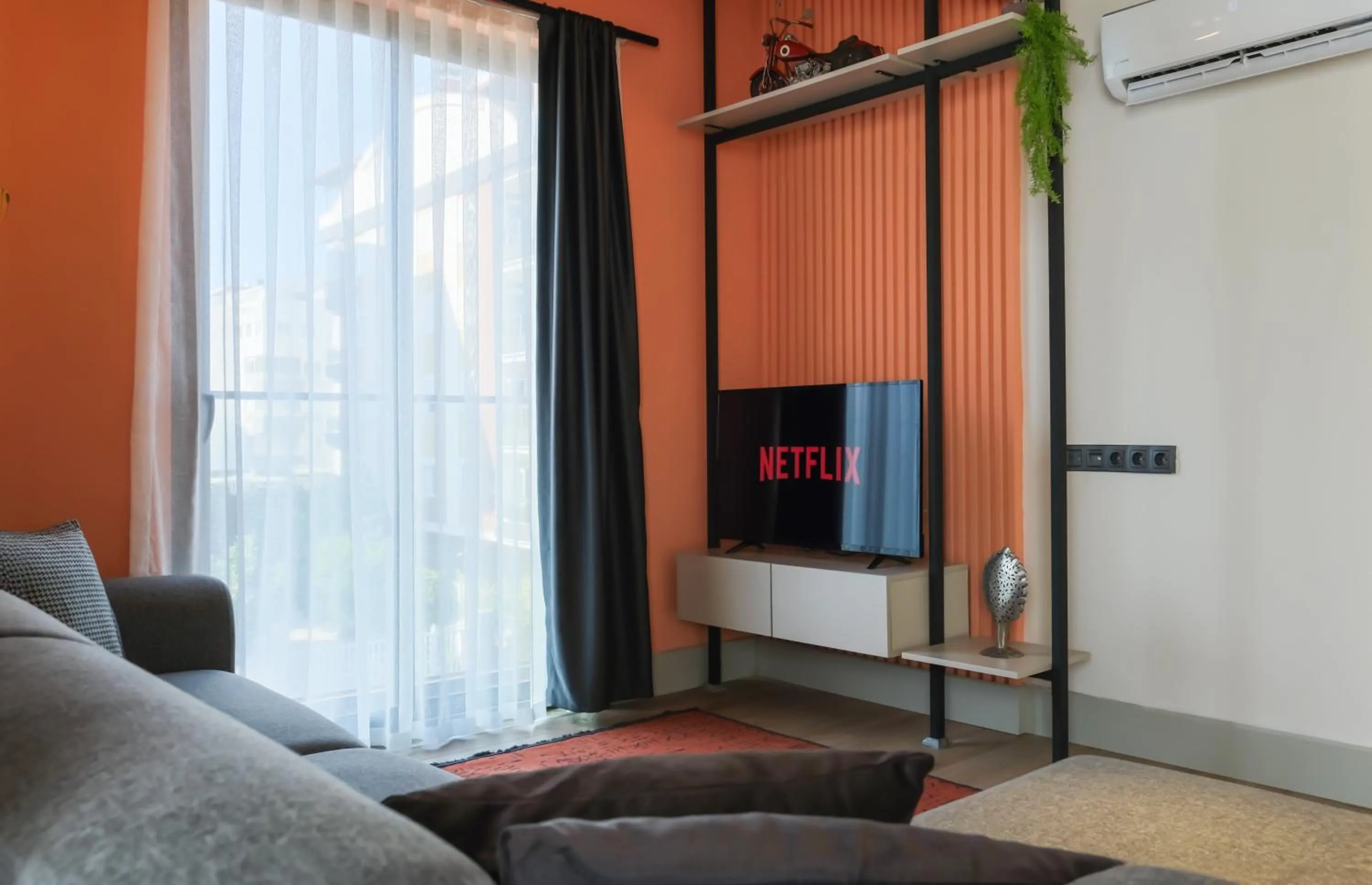 Communal lounge/ TV room in RudBlu Suites