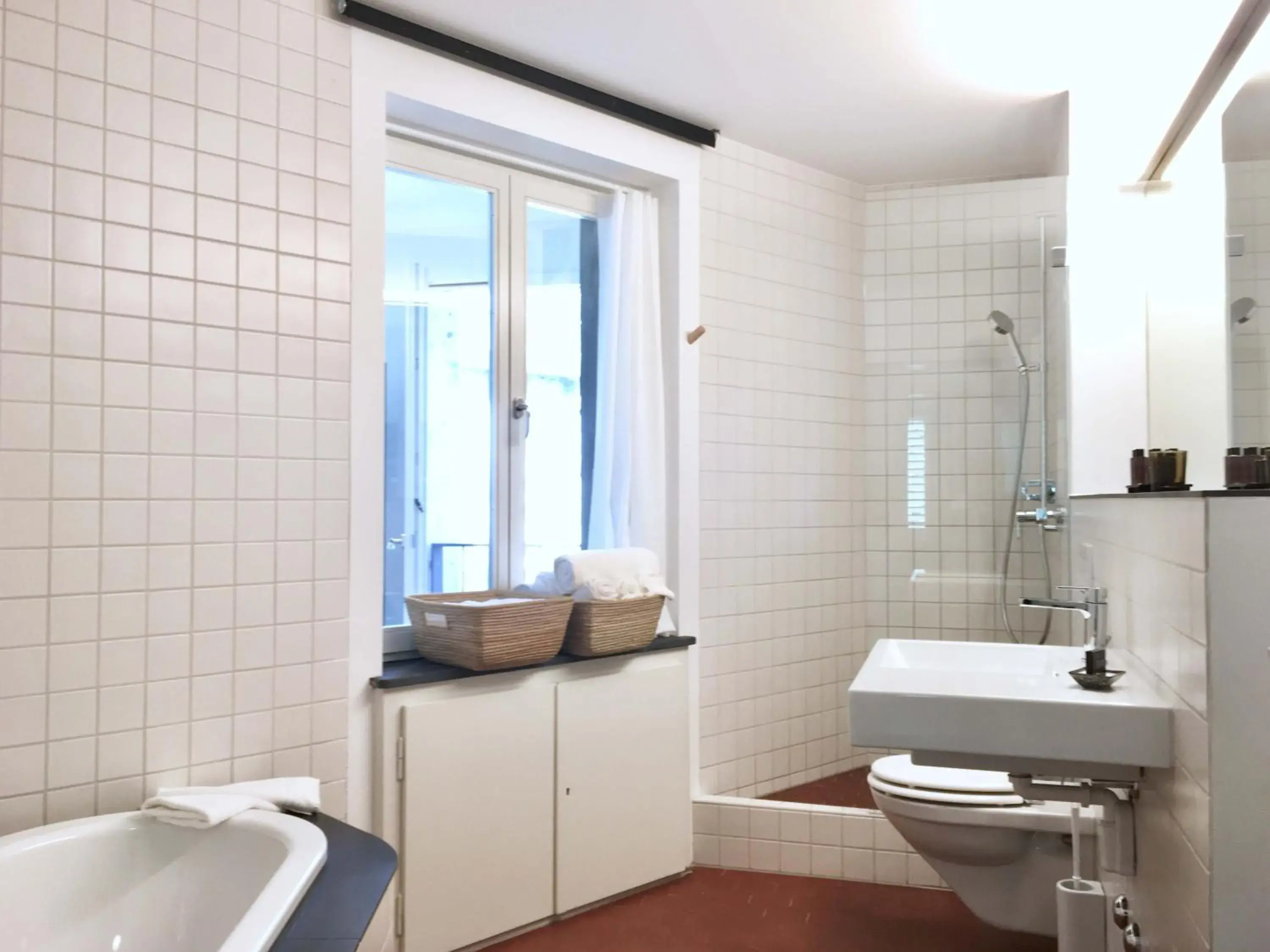 Basic Triple Room with Shared Bathroom in Viadukt Apartments Basic Triple Room with Shared Bathroom in Viadukt Apartments