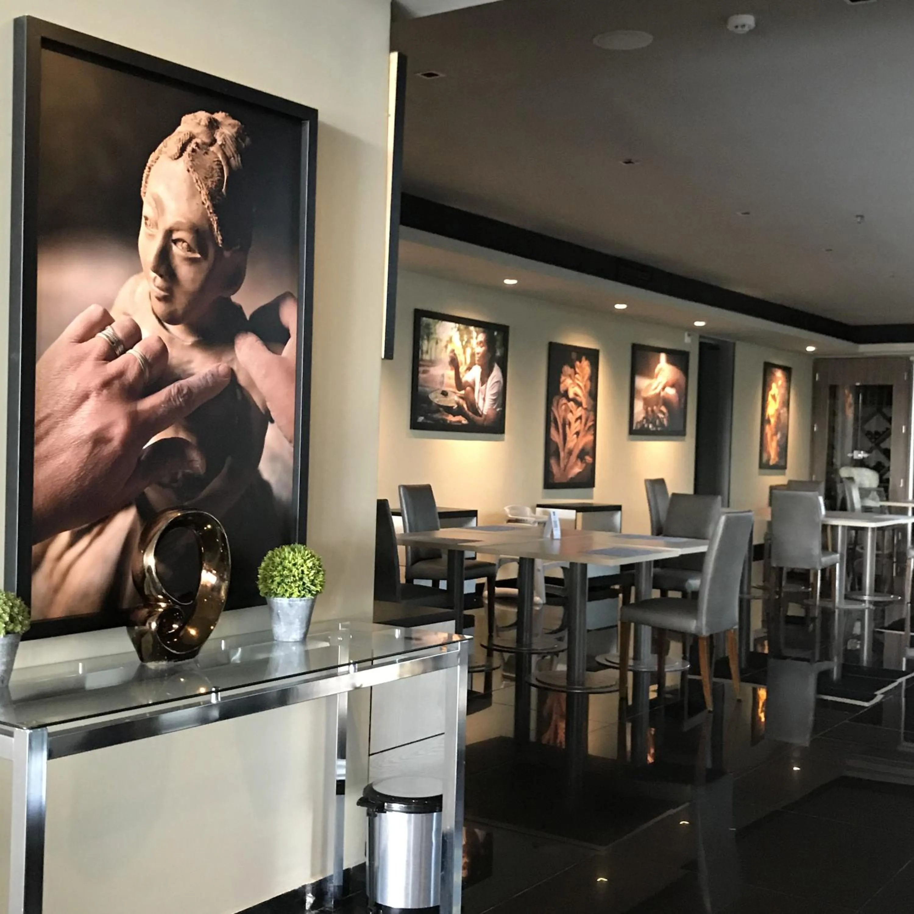 Restaurant/places to eat in Savoy Hotel Encarnación