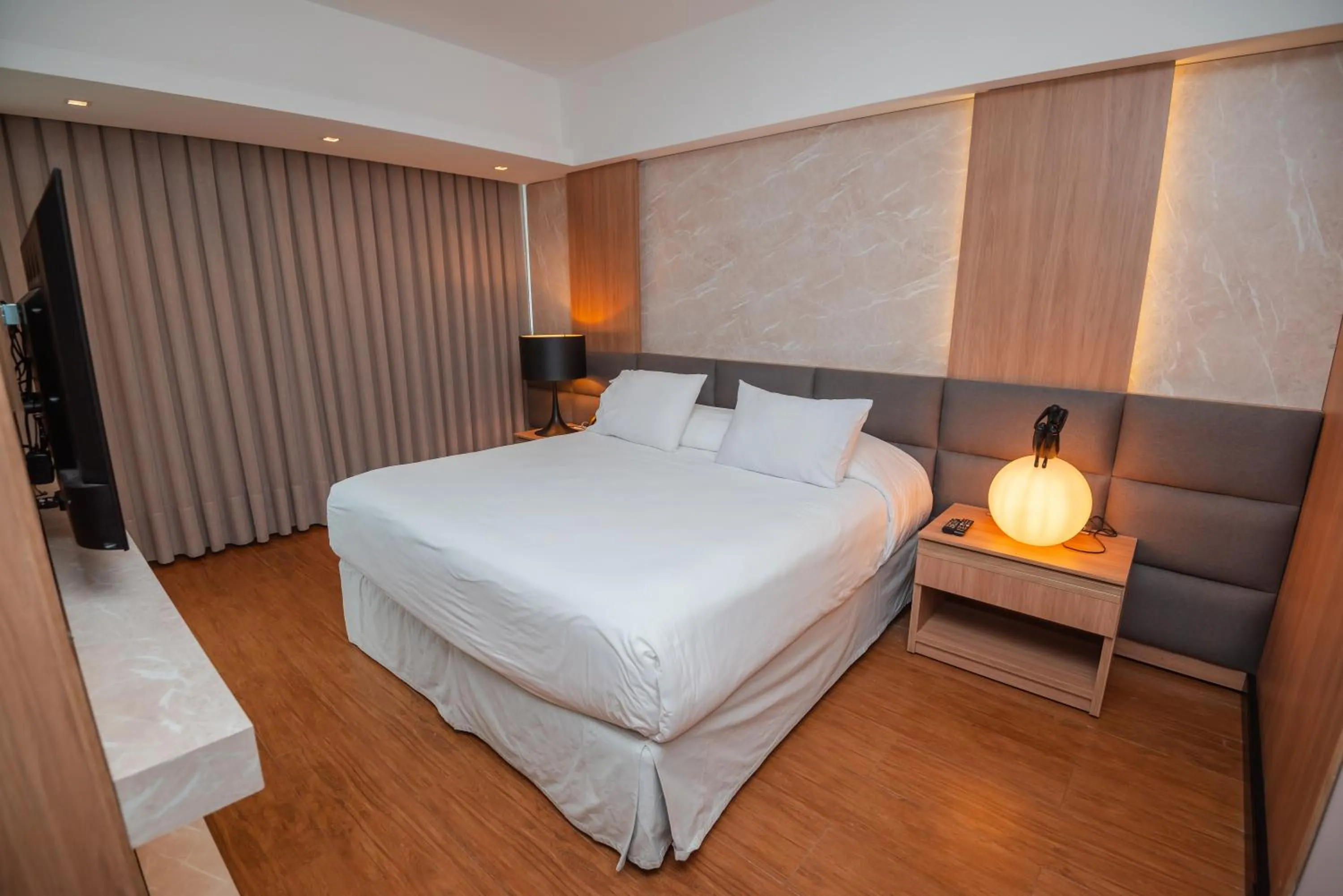 Bed in Savoy Hotel Encarnación