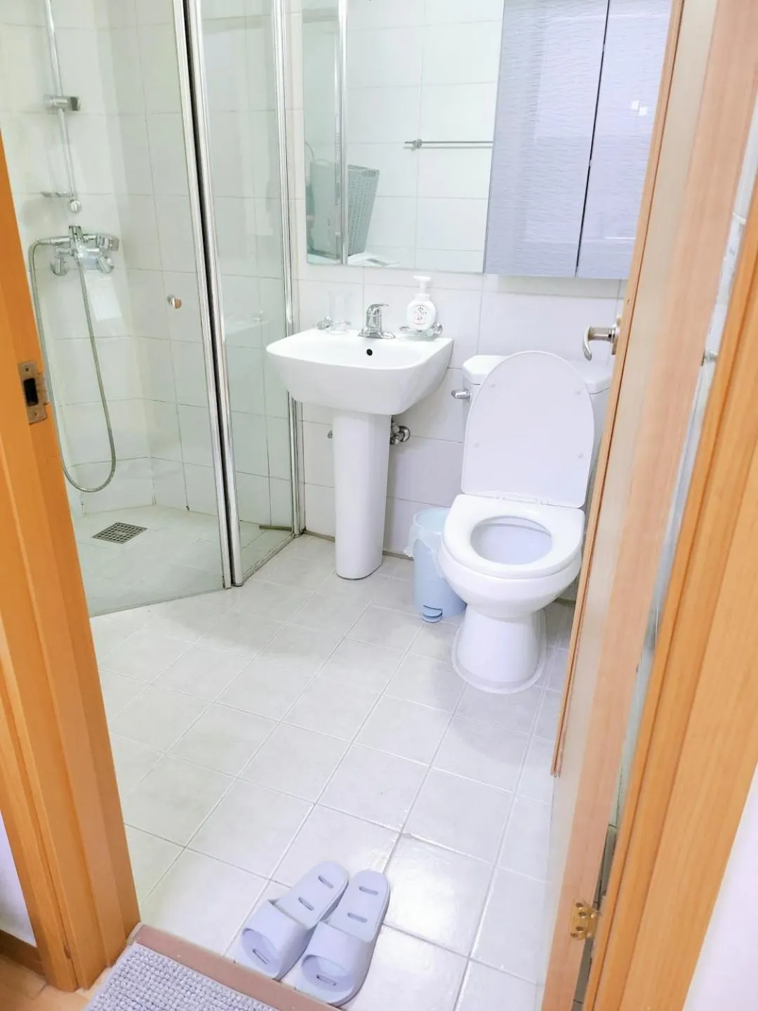 Toilet in Hongdae Cleanhouse