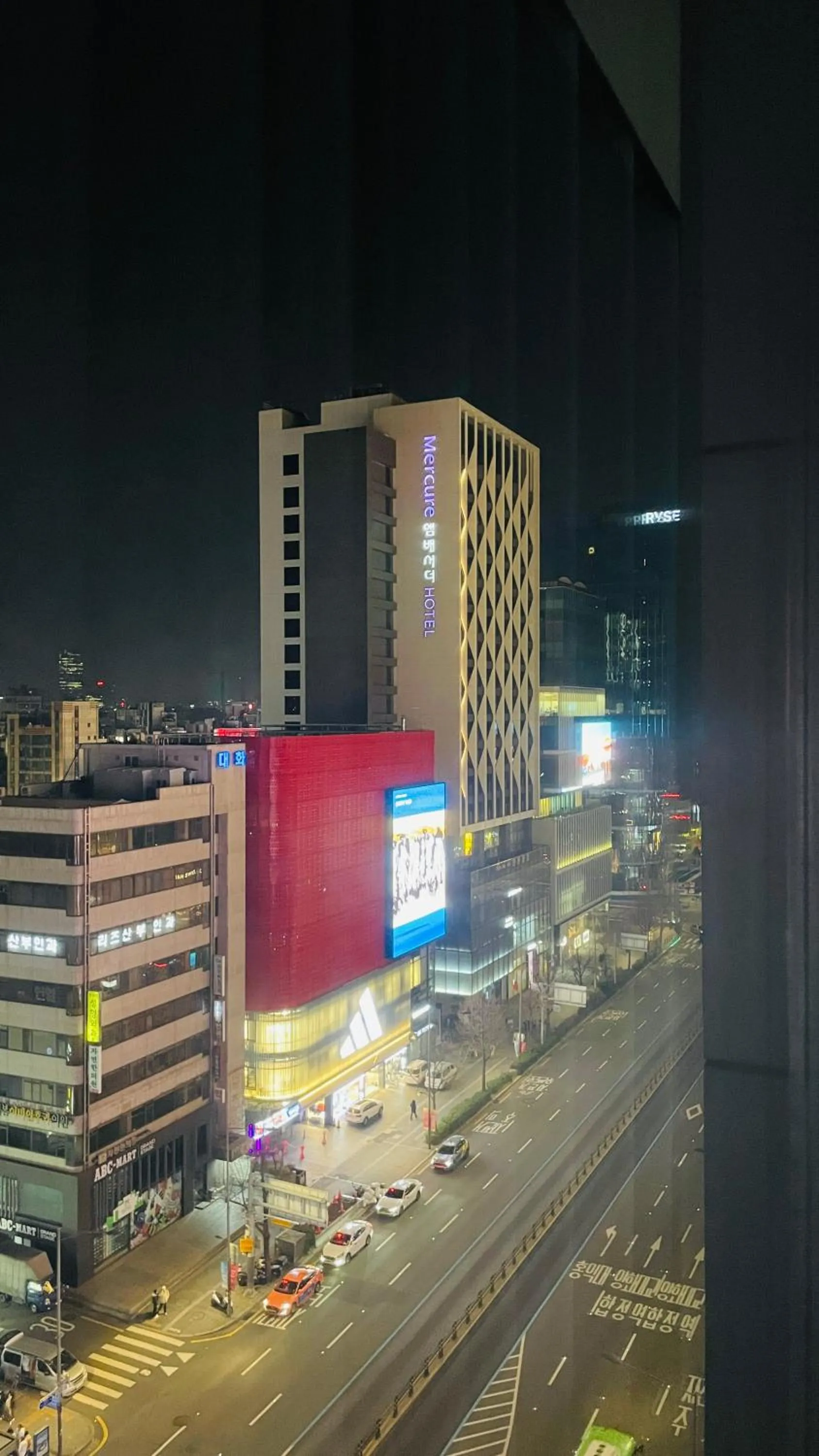 Night in Hongdae Cleanhouse