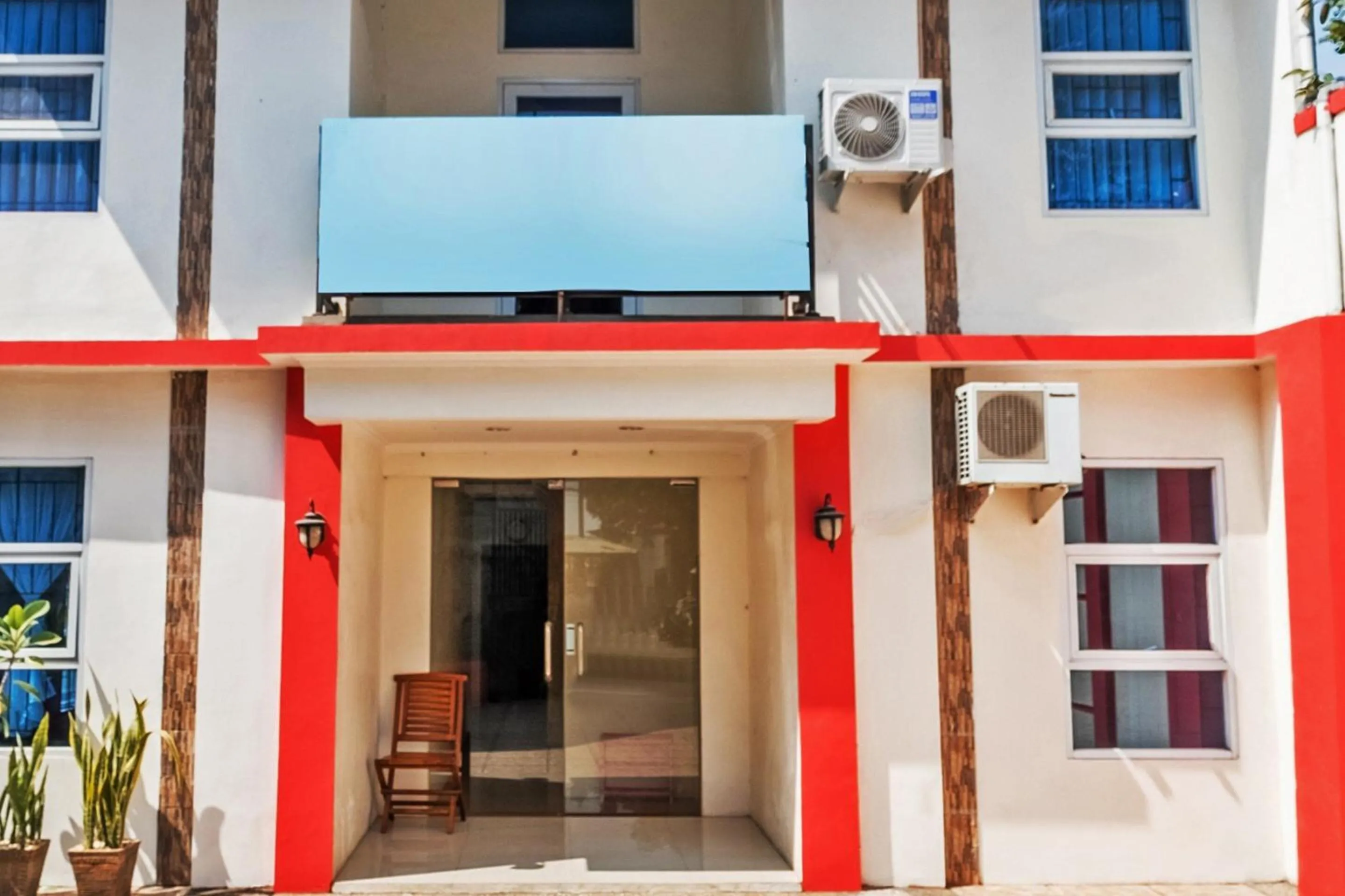 Facade/entrance in Hotel O Sudirman Guesthouse Syariah