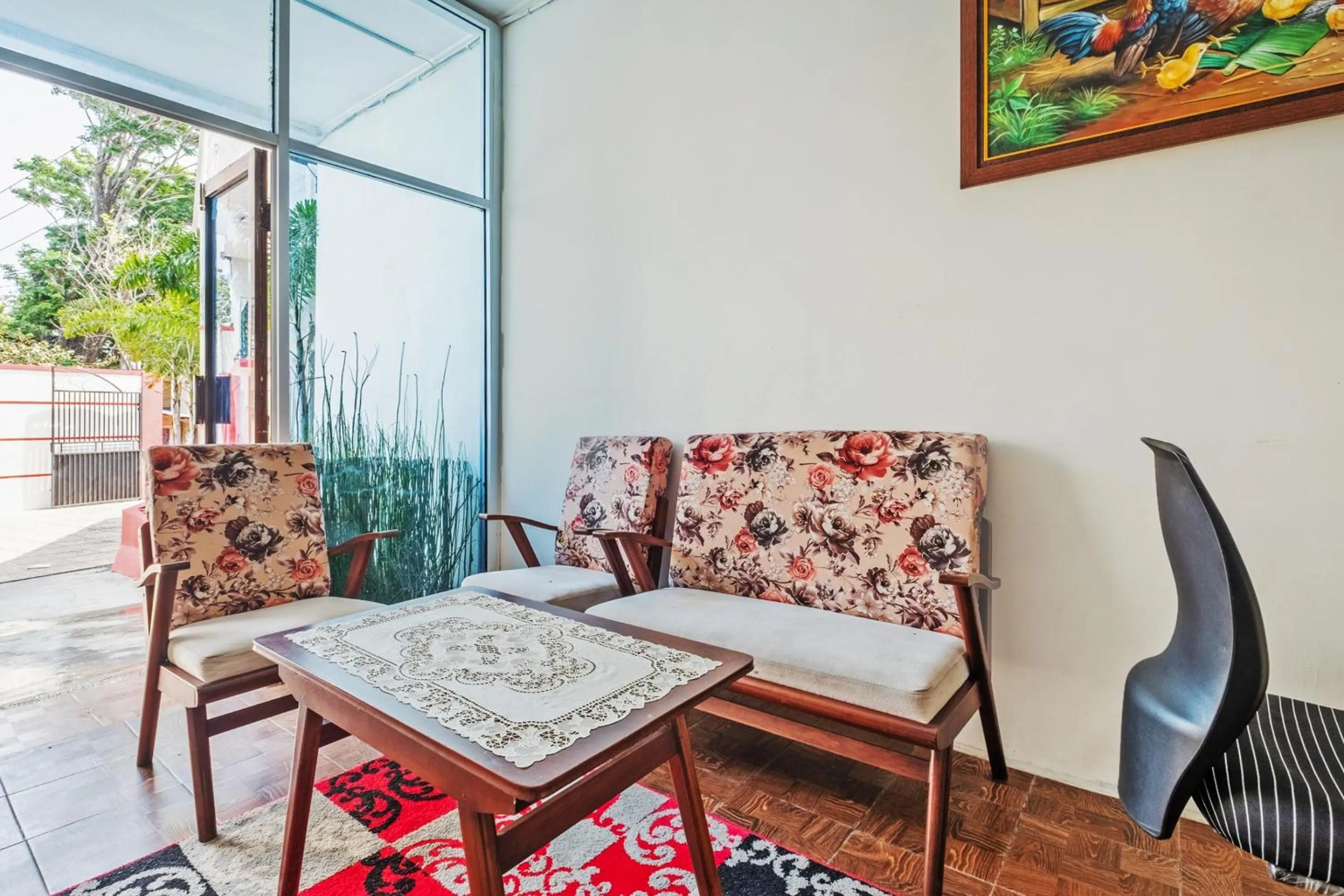 Seating area in Hotel O Sudirman Guesthouse Syariah