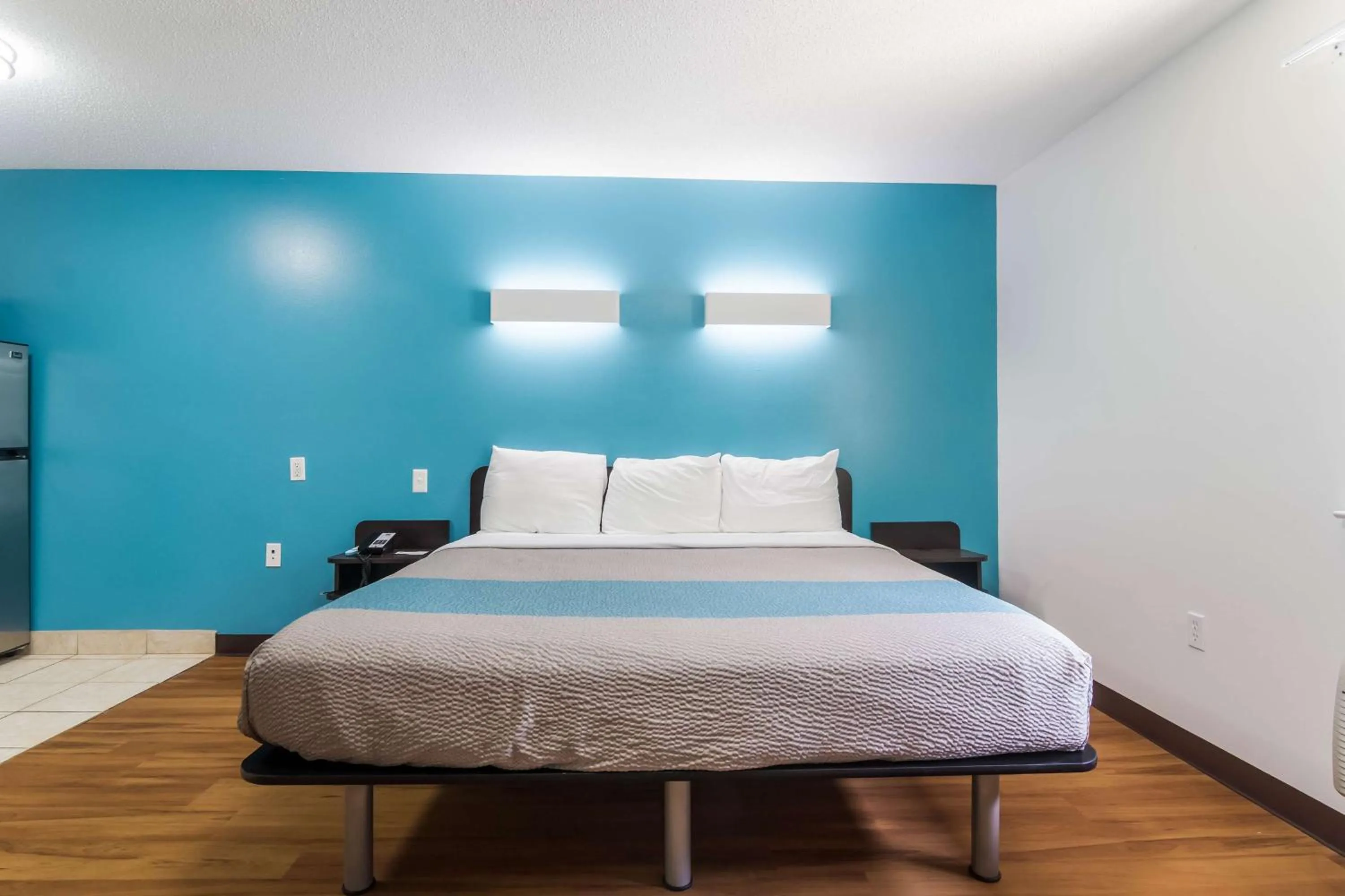 Bedroom, Bed in Motel 6-Gulf Shores, AL