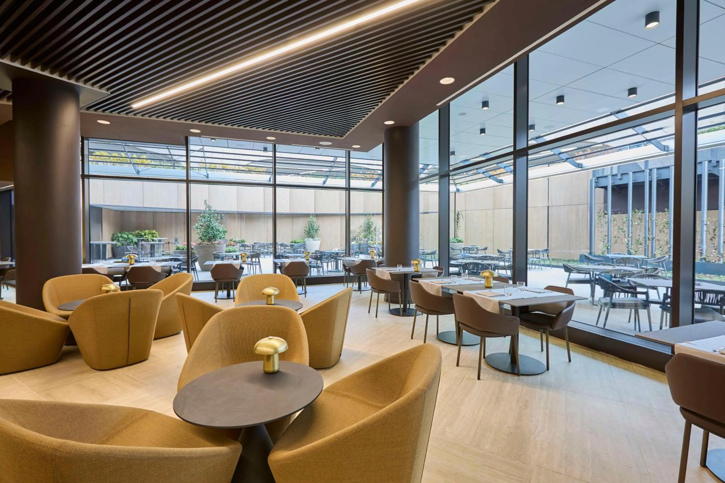 Lounge or bar in Radisson Blu Hotel, Bergamo ChorusLife