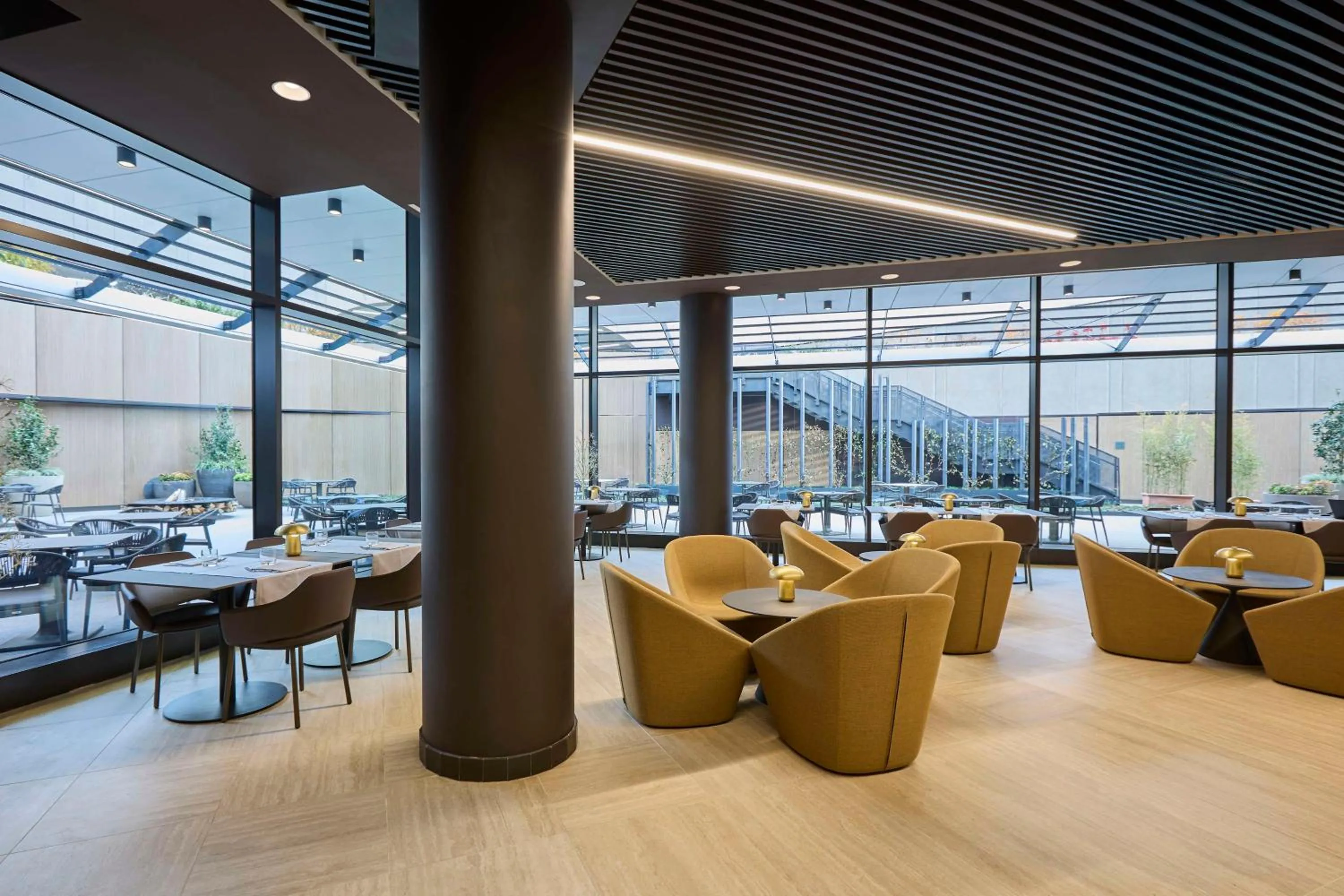 Lounge or bar in Radisson Blu Hotel, Bergamo ChorusLife