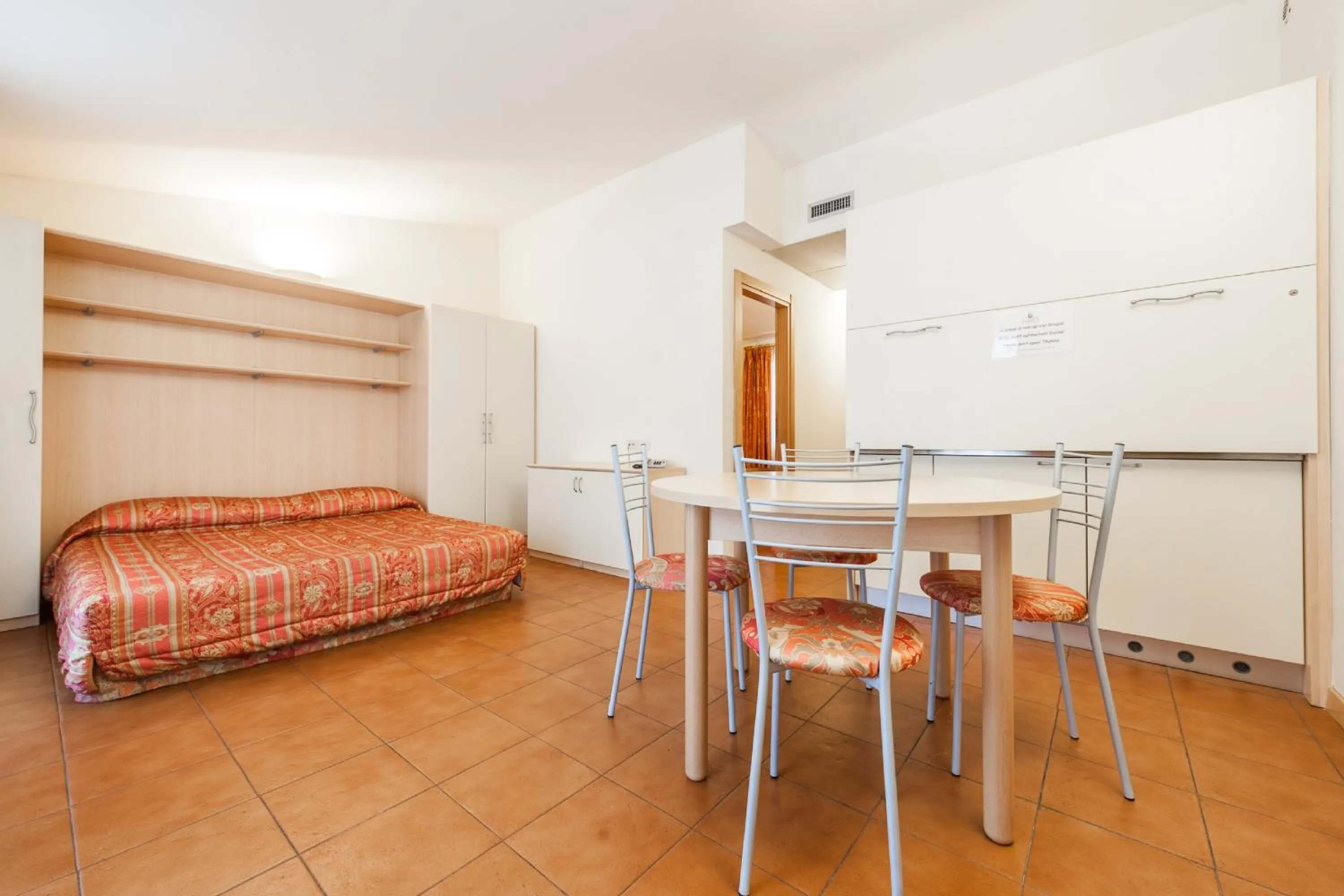 Living room, Bed in Club Hotel e Residence La Vela