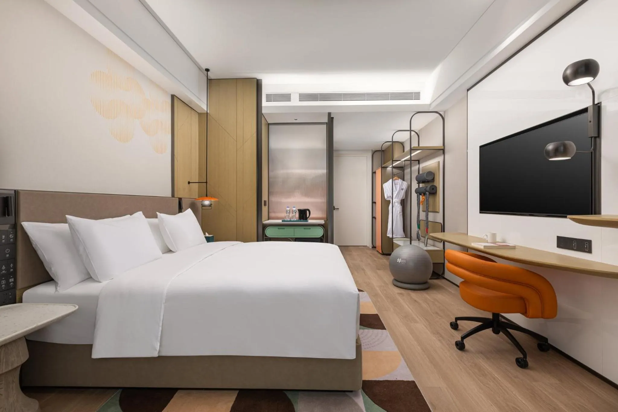 Photo of the whole room, Bed in EVEN Hotel Shanghai Hongqiao CBD by IHG