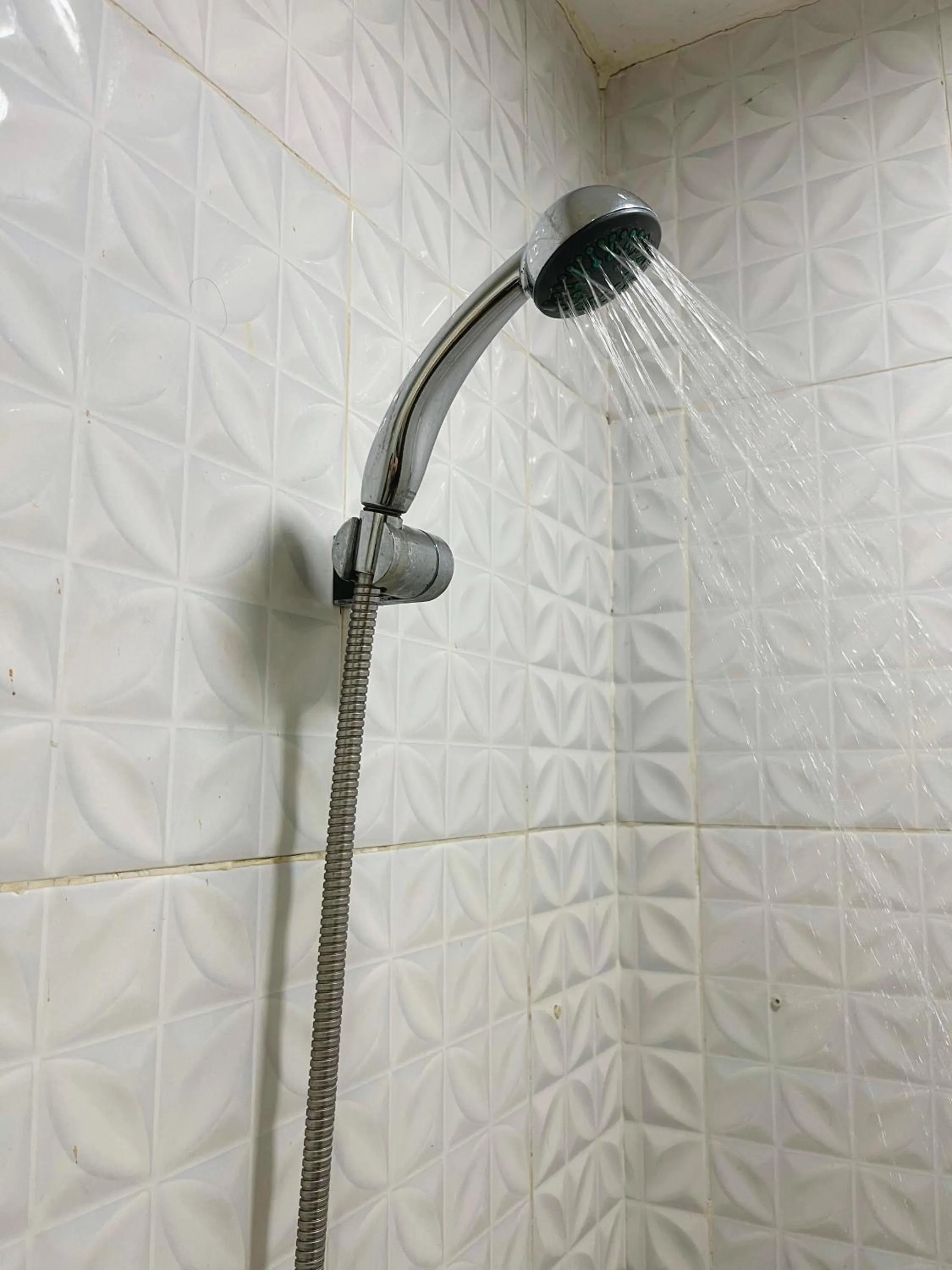 Shower in Anders Arjuna Selatan