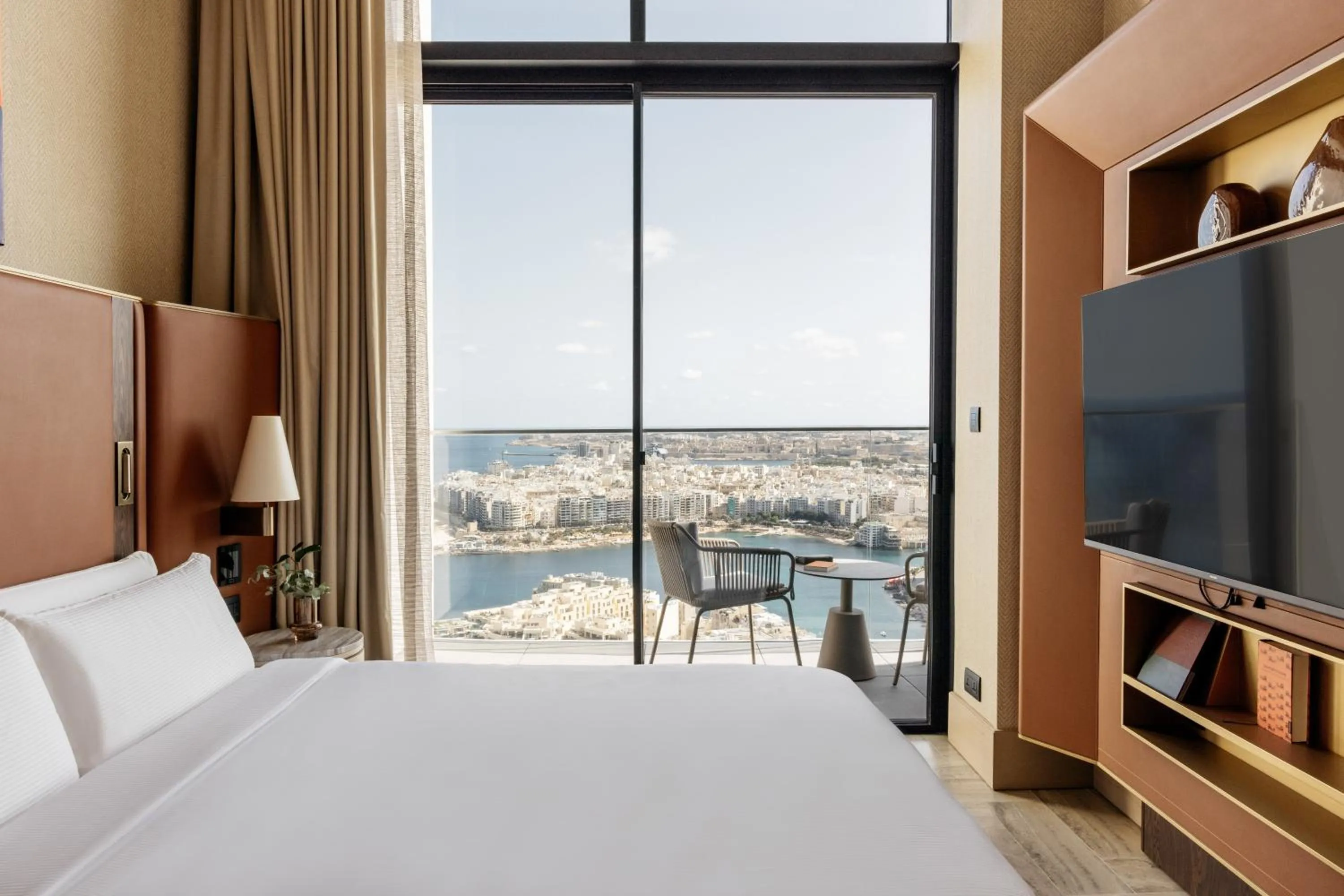 Communal lounge/ TV room, Bed in ME Malta by Meliá