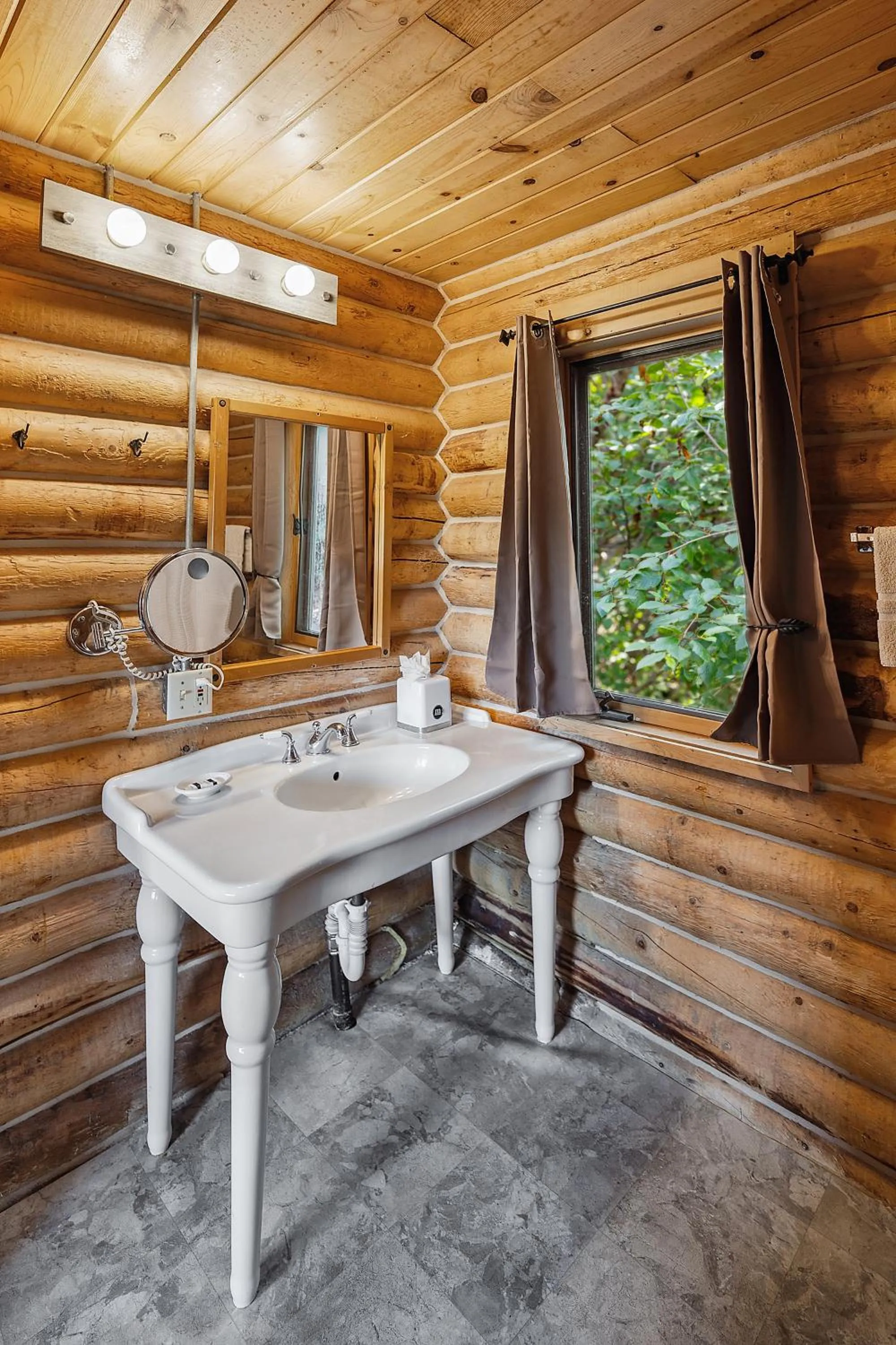 Bathroom in Denali Crow's Nest Cabins